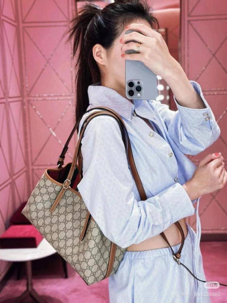 GUCCI GG Emblem small tote bag กระเป๋าสะพายทรงโท้ท มีสายสะพายไหล่และสะพายข้าง ปรับใช้งานได้แบบไม่มีเบื่อ ขนาดกำลังสวย ใส่ของได้แบบจุกๆ