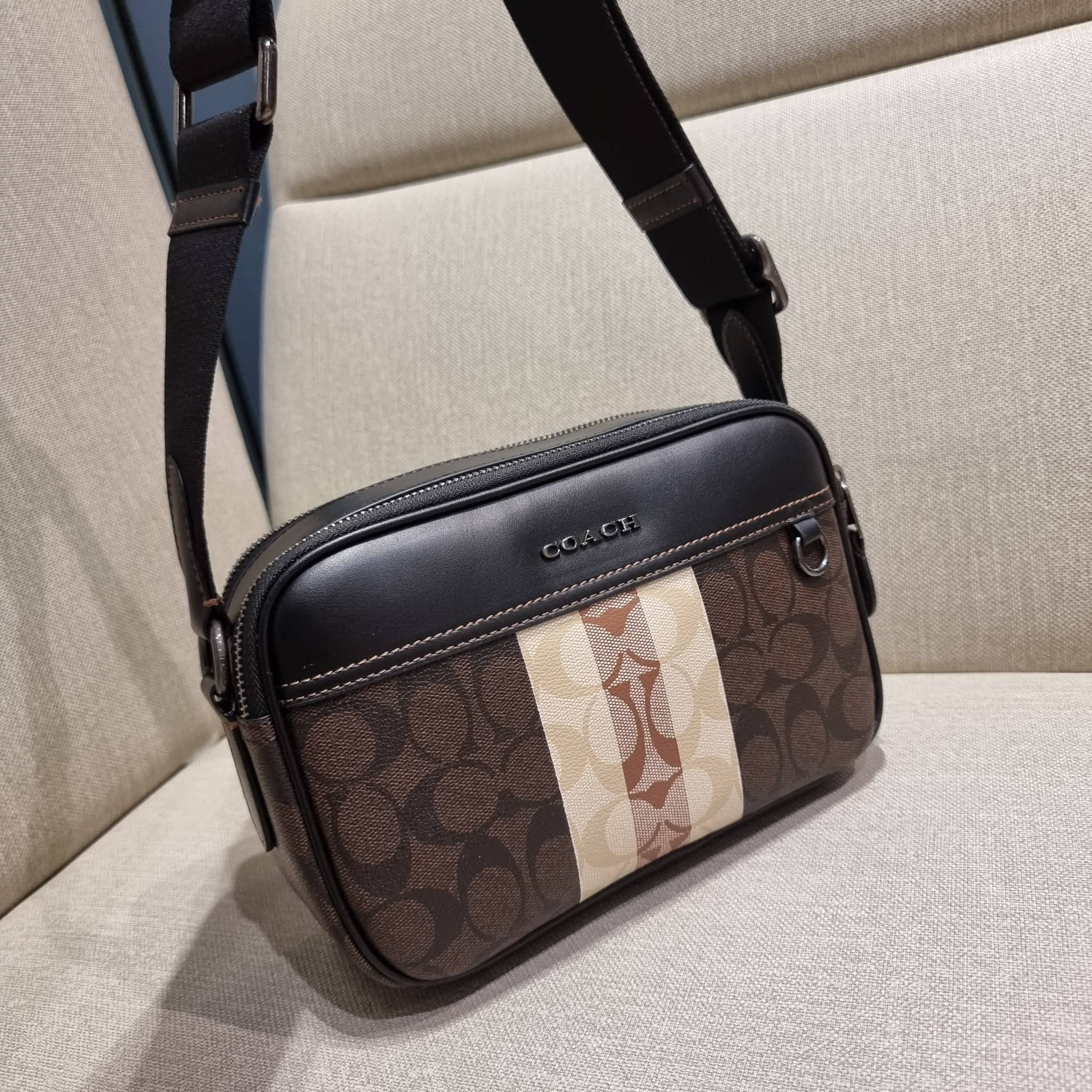 COACH GRAHAM CROSSBODY IN BLOCKED SIGNATURE CANVAS WITH VARSITY STRIPE C9965 อีกหนึ่งกระเป๋าครอสบอดี้รุ่นยอดฮิตสำหรับหนุ่มๆ ที่สาวๆก็ใช้ได้!! ดีไซน์ใหม่เพิ่มดีเทลความแพงไปอีก รูปทรงคลาสสิค ใช้งานสะดวก ง่ายต่อชีวิต วัสดุหนังแคนวาสเคลือบลายสลับหนังแท้ ด้านห