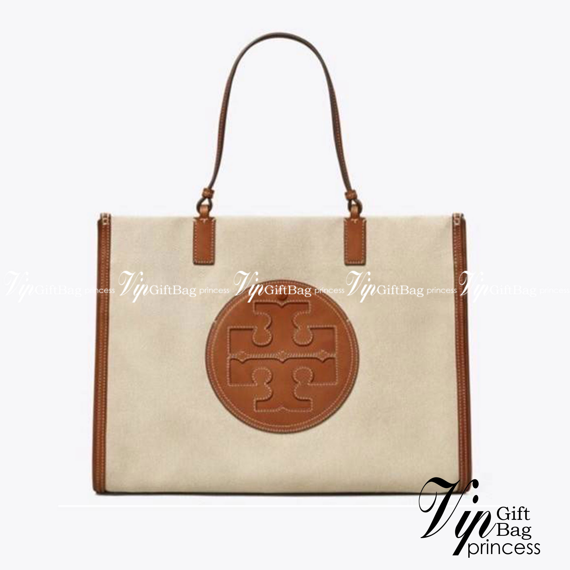 TORY BURCH ELLA CANVAS TOTE BAG กระเป๋าโท้ตน้ำหนักเบาของเราพร้อมป้ายโลโก้ Ella ทำจากผ้าใบที่ทนทานพร้อมรายละเอียดหนังและกระเป๋าด้านใน อเนกประสงค์ ทรงคลาสสิก และสร้างขึ้นอย่างสวยงามด้วยฝีมือช่างฝีมือ สายรัดแคบช่วยให้วางราบกับไหล่ได้อย่างสบาย เหมาะสำหรับทุกว