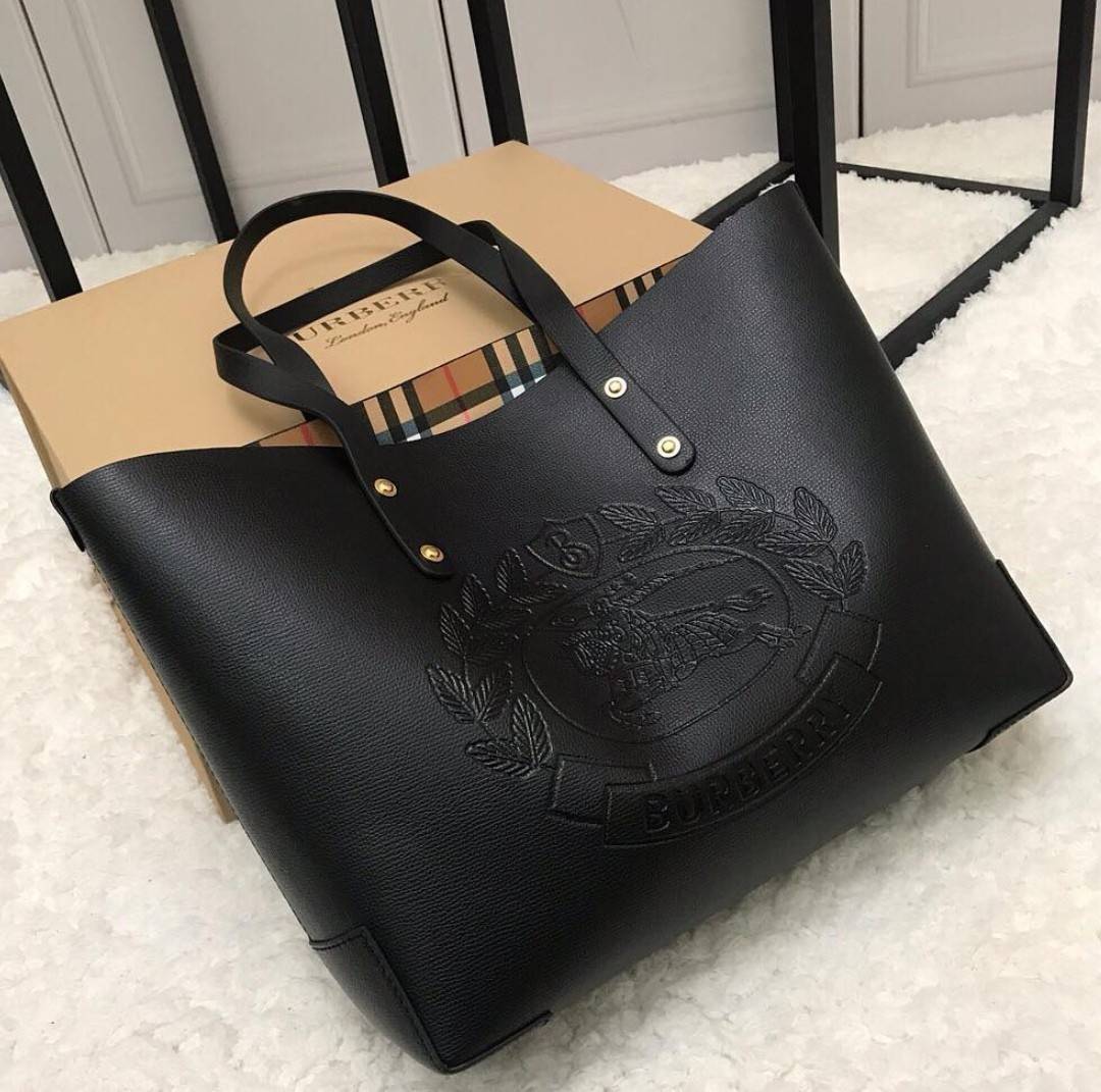 VIP 🥂 BURBERRY FRAGRANCES TOTE BAG VIP รุ่นแนะนำ ดีไซน์สวยโดดเด่นหนังสีดำขึ้นเทคเจอร์ด้านหน้ามีโลโล้แบรนด์ ภายในลายวินเทจสุดคลาสสิค โล่งกว้างมีช่องซิปเล็กและโลโก้ด้านใน สามารถใส่เอกสาร A4 Notebook ipad สัมภาระได้เยอะจุใจ หูหิ้วหนังจับถนัดมือสะพายไ