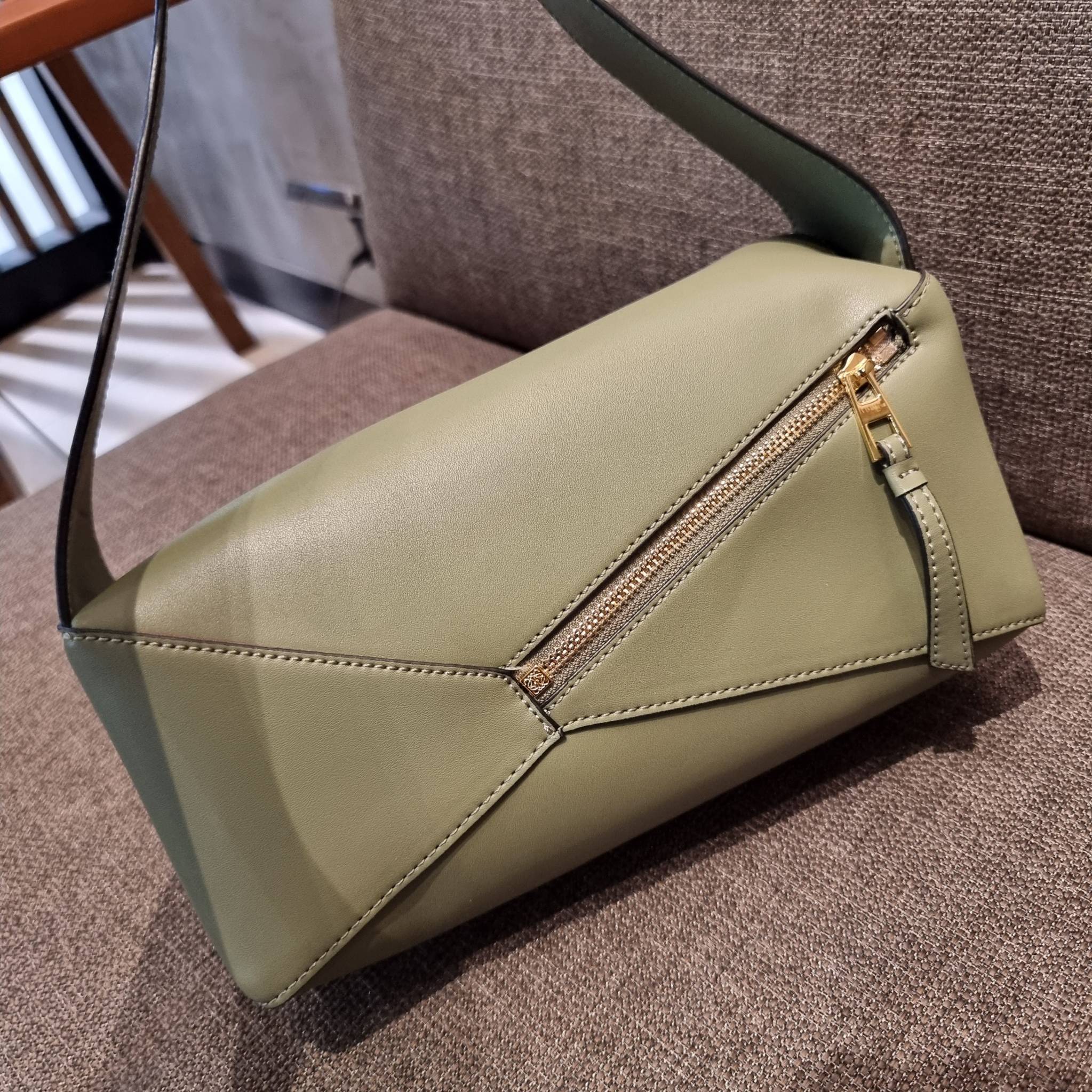 LOEWE PUZZLE HOBO BAG ใหม่ล่าสุด กับแบรนด์ที่มีดีไซน์โดดเด่นเป็นเอกลักษณ์ สวยหรูทุกรุ่นจริงๆ!! กระเป๋าสะพายโฮโบ ทรงสวย สไตล์พัซเซิลคลาสสิค วัสดุหนังวัวฟอกสี นิ่มมือ ฟินมาก!! เปิดใช้งานด้วยซิป ที่ภายในโล่งกว้าง ใส่ของสำคัญได้ครบไม่มีพลาด แบบสบายๆ มาพร้อมสา