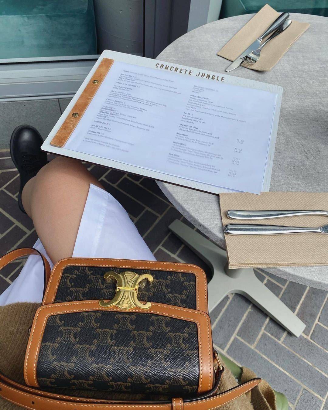 CELINE TRIOMPHE CROSSBODY BAG VIP GIFT WITH PURCHASE-GWP พรีเมี่ยมกิ๊ฟ Limited จาก CELINE PERFUME DUTY FREE COUNTER วัสดุ TRIOMPHE CANVAS & LEATHER ทรงเหลี่ยมหนังสวยหรูอยู่ทรงเปิดปิดด้วยฝาปิดโลโก้แบรนด์อะไหล่ทอง ภายในมีช่องหลักและช่องแบ่งย่อย มี1ช่องซิปเล