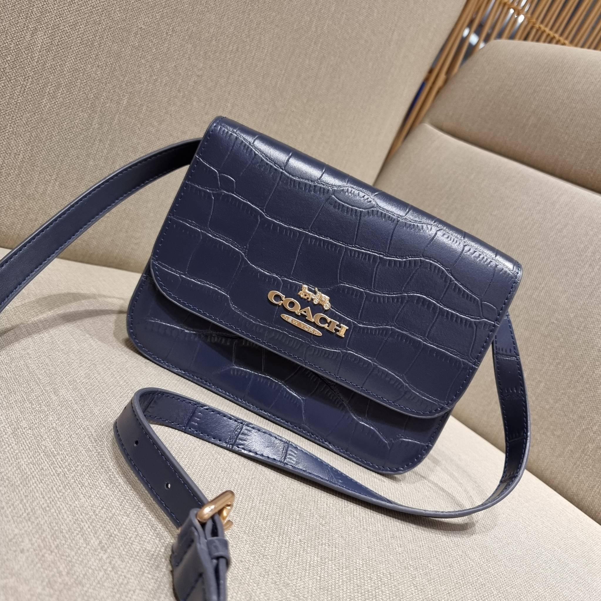 COACH C5631 BRYNN FLAP CROSSBODY แซ่บที่สุด ใหม่ที่สุด!! คอลเลคชั่นใหม่!! มองยังไงก็หลงรักละสายตาไม่ไหว กระเป๋าสะพายข้างลุคไฮน์ ที่ดีไซน์ออกมาได้ปัง และดูแพงมากๆ ด้วยดีเทลคลาสสิค รูปทรงใช้งานง่าย เรียบๆแต่มีดีเทล วัสดุหนังลายจระเข้ สวยม้าก!!! เปิด-ปิดด้วย