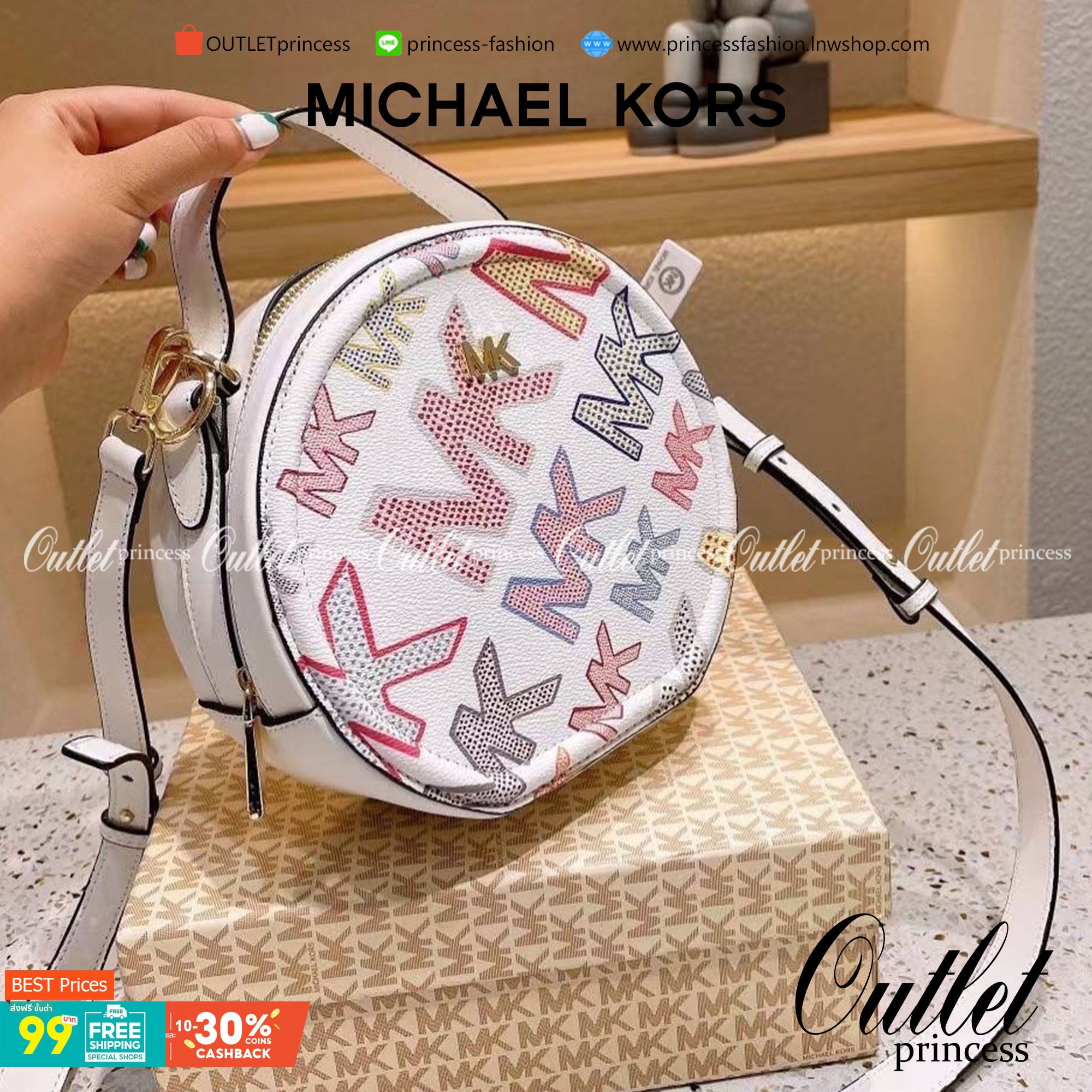 MICHAEL KORS ROUND CROSSBODY สีขาว/ดำ พร้อมส่งที่ไทย กระเป๋าสะพายMK ทรงกลม งานซิปเปิดได้กว้าง หนังพิมพ์ลายแบรนด์ มาพร้อมสายสะพายยาวครอสบอดี้ได้ค่ะ อะไหล่ทองสวยหรู งานจริงสวยน่าใช้มากค่ะ