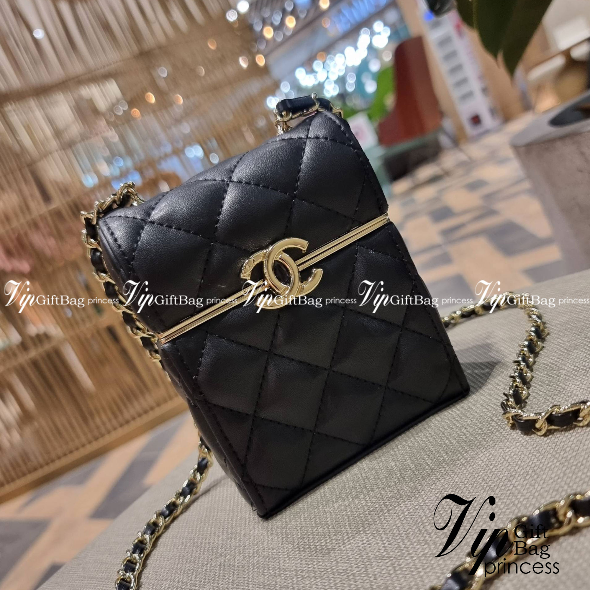 VIP 🥂 Chanel Clutch with Chain / Chanel small box with chain กระเป๋าสะพายเอนกประสงค์ รูปทรงกล่อง ไซส์มินิน่ารัก ใบจริงเห็นแล้วใจบาง หลงรักที่สุด วัสดุหนังสังเคราะห์เดินลายเส้นสวยคม อะไหล่โลโก้สีทองโดดเด่น มาพร้อมสายสะพายในตัว เปิด-ปิดด้วยการกดที่โ