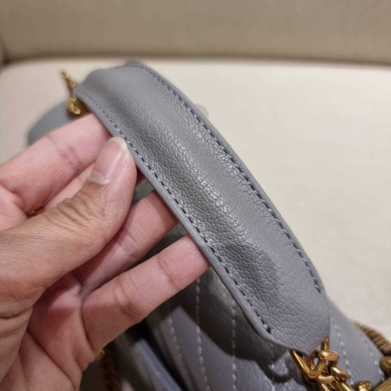 VIP 】หนังแท้ Yves Saint laurent crossbody boutique vip bag กระเป๋าสะพายไหล่ ดีไซน์ทรงสวยหรู พิเศษ แถมฟรี พวงกุญแจห้อยอะไหล่สีทอง ดูแพงไปหมดจริงๆไอเท็มนี้ วัสดุหนังสังเคราะห์ลายคาร์เวีย เปิด-ปิดด้วยกระดุมแม่เหล็ก ภายในโล่งกว้าง มาพร้อมหูจับในตัว และสายสะพา