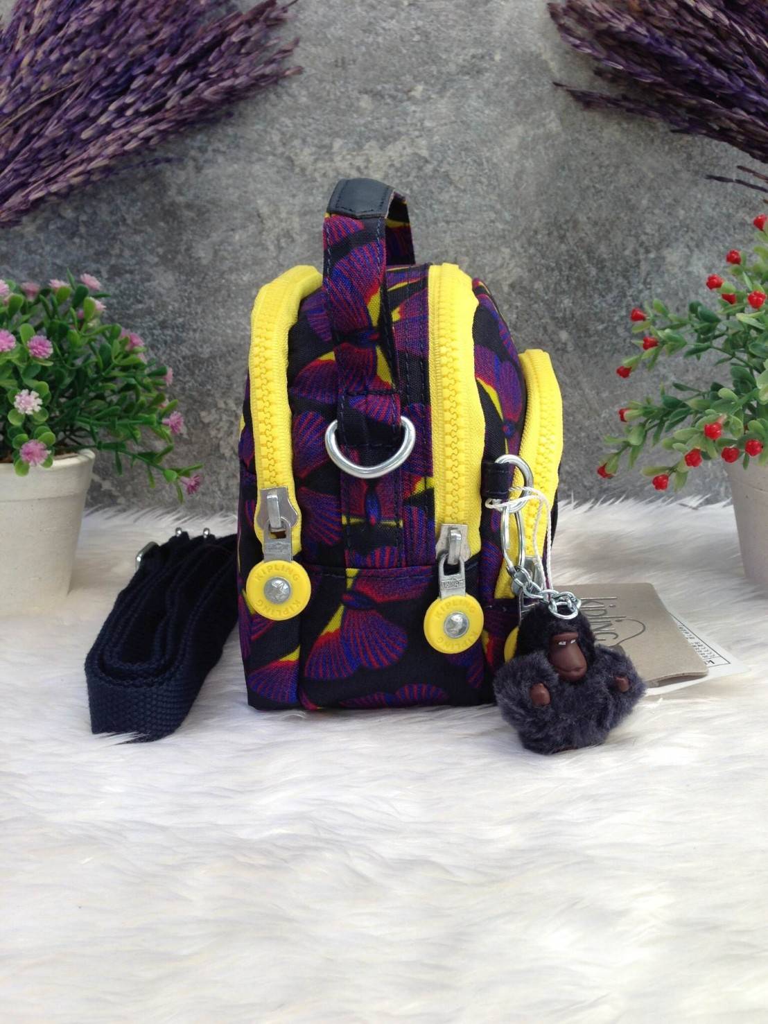 Kipling Mini Shoulder Bag K13869 Outlet Hongkong กระเป๋าสะพายไหล่ใบเล็กน่ารัก วัสดุผ้าไนล่อนกันน้ำอย่างดีตามแบบฉบับแบรนด์ แบ่งเป็นช่องซิป 3 ช่อง มีหูจับ ด้านในบุผ้าแบรนด์ มาพร้อมพวงกุญแจน้องลิง ใบนี้จุของได้เยอะน้ำหนักเบาค่ะ เหมาะมากกับการสะพายไปเที่ยวชิว