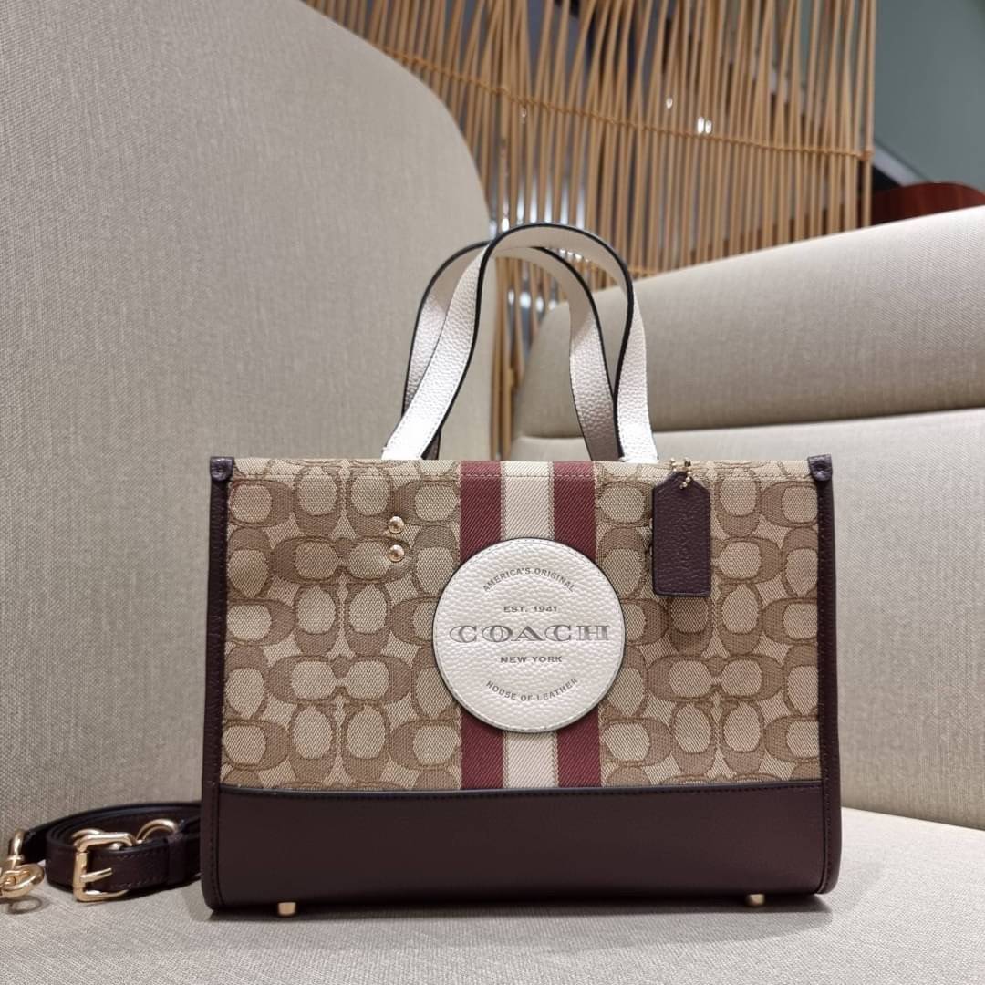 ใบใหญ่ COACH C8407 DEMPSEY CARRYALL IN SIGNATURE JACQUARD WITH STRIPE AND COACH PATCH ใบใหญ่ จุใจ คอลเลคชั่นใหม่ สีที่สาวๆรอคอย สวยคม ละมุนและมีความหรูในตัว กับกระเป๋าทรงโท้ท ไซส์ใหญ่ที่สามารถจุของได้แบบไม่ต้องกังวล ฟังก์ชั่นการใช้งานสะดวกที่สุด มีทั้งสาย
