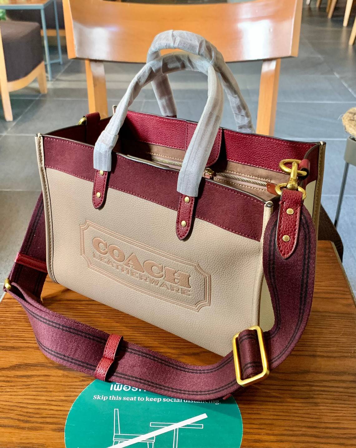 COACH FIELD TOTE IN COLORBLOCK WITH COACH BADGE ((C6035)) 📌พร้อมส่ง ยังไม่มีในไทยแน่นอนนจ้าา😘 กระเป๋าทรง Tote ที่สาวๆต้องมีติดตัวสักใบ! รุ่นนี้ใช้หนังแท้อย่างดี หนังนิ่ม สวยมากๆค่ะ หลงรักแน่นอน