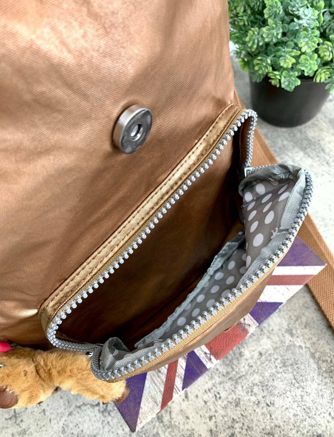 New!! Kipling Backpack//Shoulder Bag >>Kipling factory oem HK 🍭สินค้าราคาพิเศษค่ะ🍭 ✔️กระเป๋าสะพายหลัง//สะพายข้างได้ สุดคุ้มค่ะรุ่นนี้!! ✔️วัสดุไนล่อน ด้านหน้ามีช่องซิปเล็กใส่มือถือหรือของจุกจิกค่ะ ✔️เปิดปิดกระเป๋