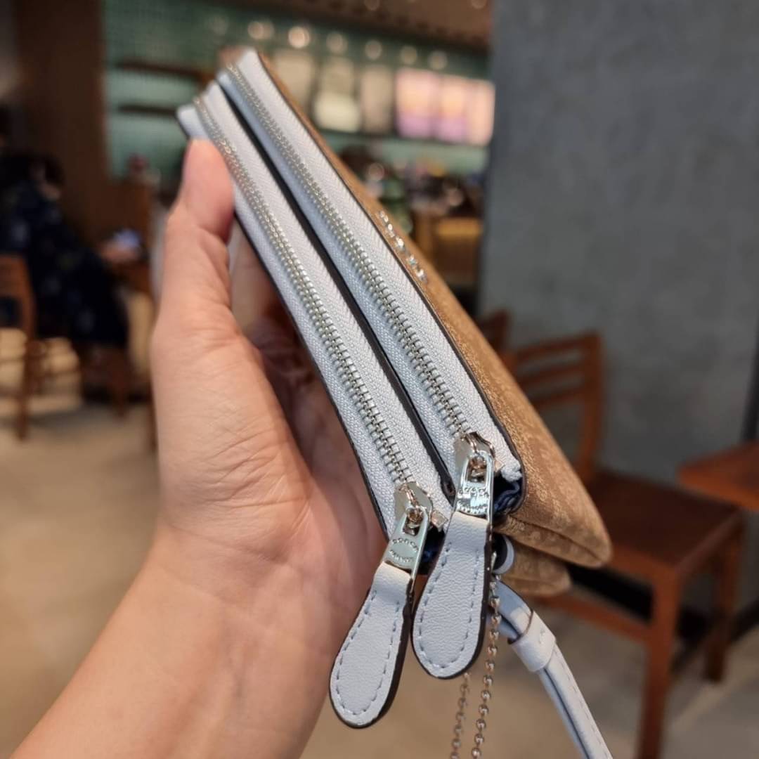 COACH F87591 DOUBLE CORNER ZIP WALLET IN SIGNATURE COATED CANVAS คล้องมือรุ่น 2 ซิป!! มาแล้วจ้า 🌟🤗 ไซส์นี้คือเหมาะมือจริงๆ พกง่ายเช่นเคย ไม่ต้องกังวลว่าจะเกะกะหรือกินพื้นที่กระเป๋าหลัก วัสดุหนังแคนวาสเคลือบลาย มีช่องหลักแยก 2 ช่อง ภายในบุผ
