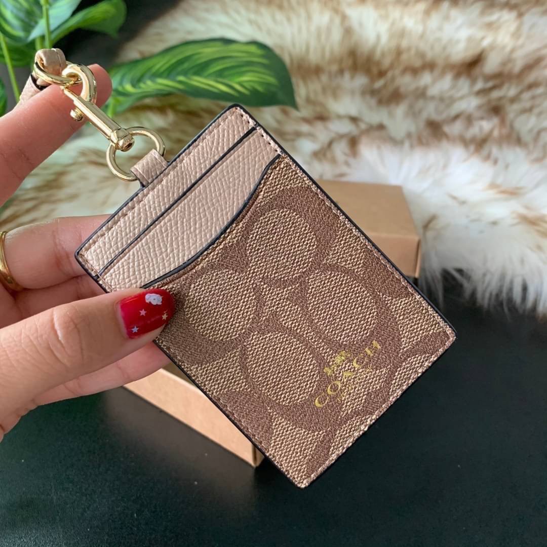 COACH F63274 ID LANYARD IN SIGNATURE COATED CANVAS กระเป๋าใส่บัตรคล้องคอ ลาย C ทั้งใบ ด้านหน้าตกแต่งชื่อแบรนด์ สวยมากกก ใส่บัตรพนักงาน และบัตรต่างๆ มาพร้อมสายคล้องคอ สายถอดออกได้ ตัวกระเป๋ามี 3 ช่องค่ะ
