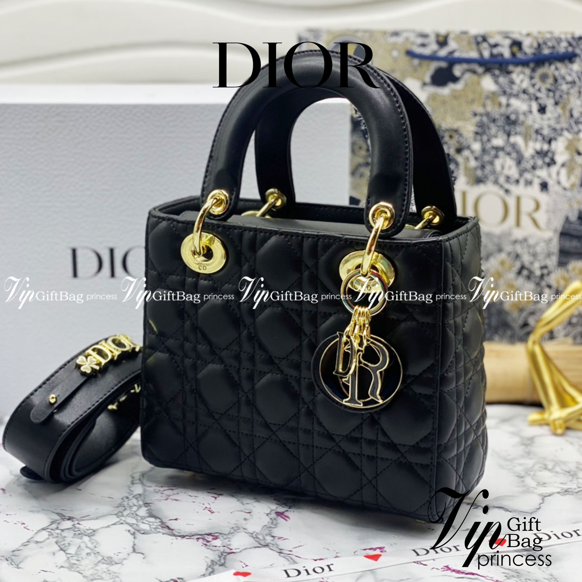 หนังแท้ DIOR LADY BAG 20cm ความสง่างามอีกหนึ่งรุ่นของ Dior รูปทรงสีเหลียม ขนาดกระทัดรัด ตั้งอยู่ทรง ฐานกระเป๋าแข็งแรง มีหมุดรองฐาน ดีไซน์ที่มีเอกลักษณ์เฉพาะตัว ด้านหน้าตกแต่งด้วยตัวอักษร D.I.R ห้อยเป็นพวงกุญแจ จะถือด้วยมือหรือสะพายไหล่ก็ดูดีมากๆ ค่ะ