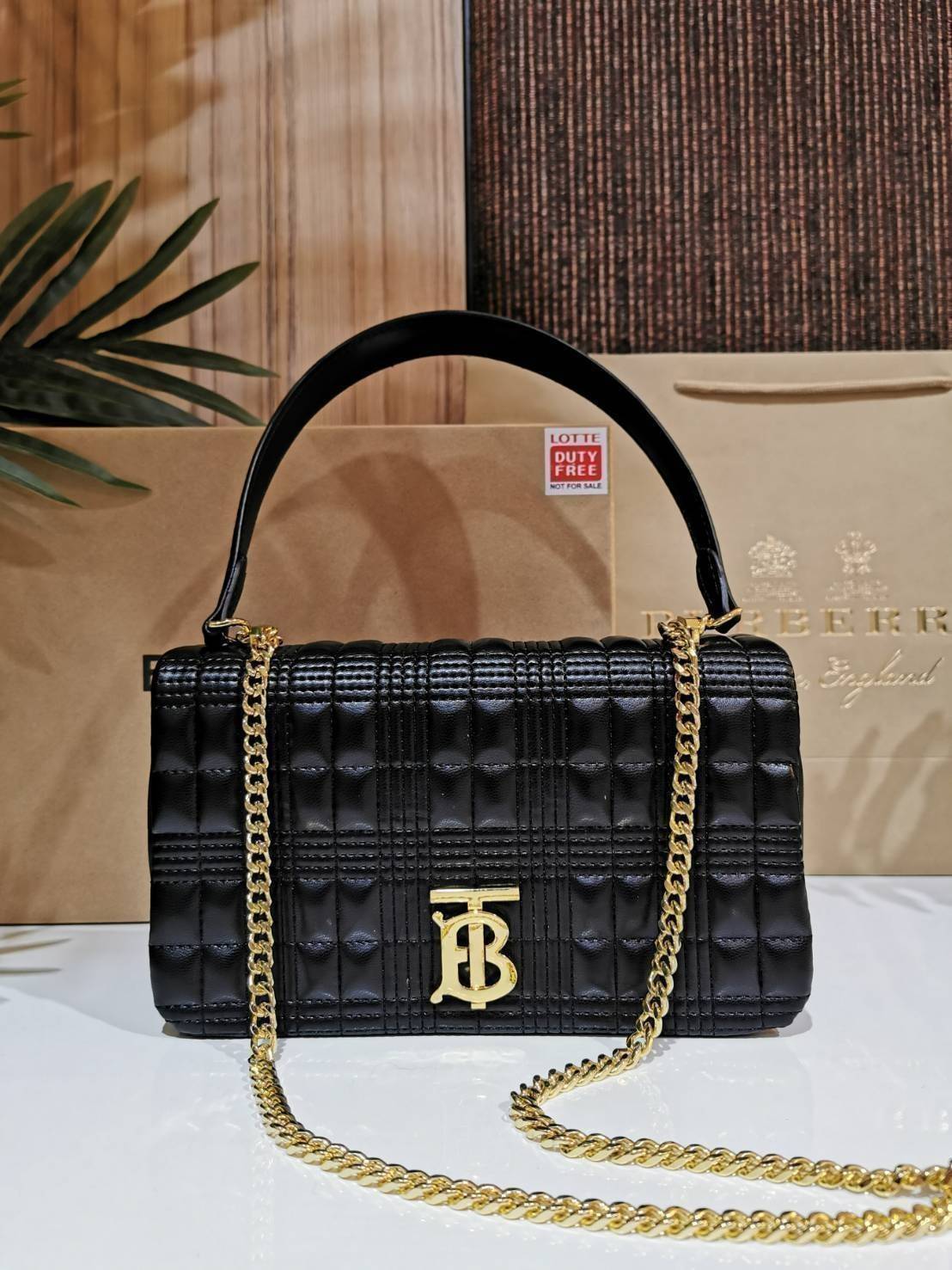 Rare items! รุ่นนี้ที่รอคอย BURBERRY FRAGRANCES QUITED LAMBSKIN BAG หนังแท้ Lambskin นิ่มสวยหรูดูดี เปิดปิดด้วยฝาปิดสัญลักษณ์รูปตัวB ภายในโล่งกว้าง ใส่มือถือ กระเป๋าสตางค์ได้ มาพร้อมสายสะพายโซ่ทองต่อหนังรองบ่าสามารถซ้อนสายสั้นสะพายไหล่ได้ หรือใช้สายยาว Cr