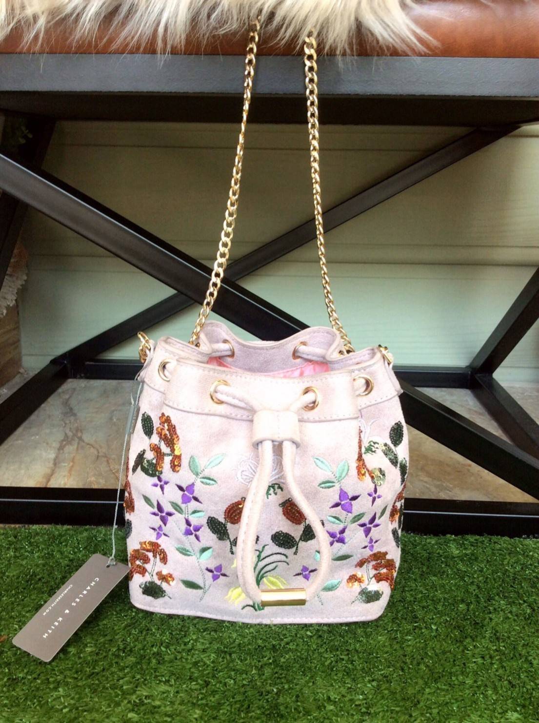 กระเป๋าสะพาย CHARLES & KEITH EMBELLISHED DRAWSTRING BAG SL2-20780488 ทรงขนมจีบ ปักลายดอกไม้ ชนชอป สิงคโปร์ 2018 สุด chic กระเป๋าผ้าผสมหนัง ปักลาย สีสันสวยงาม เปิดปิดด้วยหนังรูด อะไหล่ทองทั้งใบ สวย น่ารักกก!!! มากๆค่ะ นานๆจะผลิตออกมาวางจำหน่ายที สาวๆแฟน C&