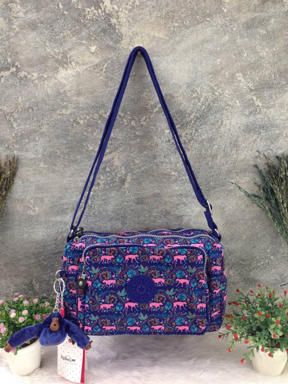 กระเป๋าสะพาย KIPLING รุ่น Reth วัสดุไนล่อนคุณภาพดี มาพร้อมดีไซน์ทันสมัย และสามารถใช้งานได้อย่างดี เข้ากับทุกการแต่งตัว โดดเด่นด้วยพื้นที่ภายในและช่องต่างๆ ที่ให้คุณจัดเก็บของสำคัญได้ครบถ้วน ไม่ว่าจะเป็นมือถือ ปากกา หรือไอเท็มจำเป็นของคุณ สายสามารถปรับและถ