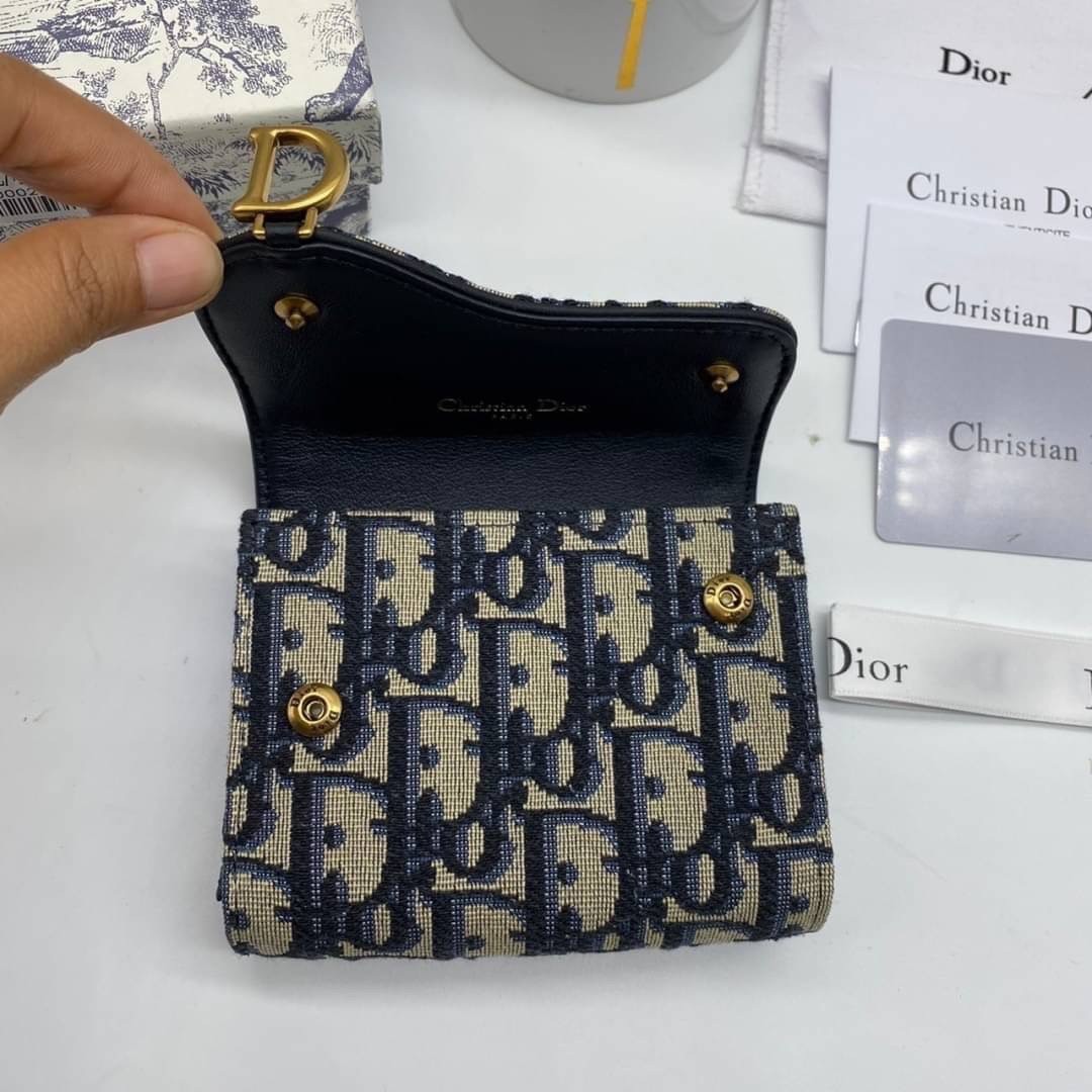 ORI 🥂 DIOR Wallet Saddle Lotus / Dior tri-fold wallet เกรดออริจินอล กระเป๋าสตางค์ 3 พับ วัสดุหนังแท้ และผ้า Jacquard อย่างดี ทอสวยงามที่สุด มีช่องใส่เหรียญมีซิปปิด ใส่การ์ด ใส่ธนบัตรได้ ครบเลยค่ะ ผสมผสานความสง่างามและคลาสสิกที่เข้ากับยุคสมัย ด้านห