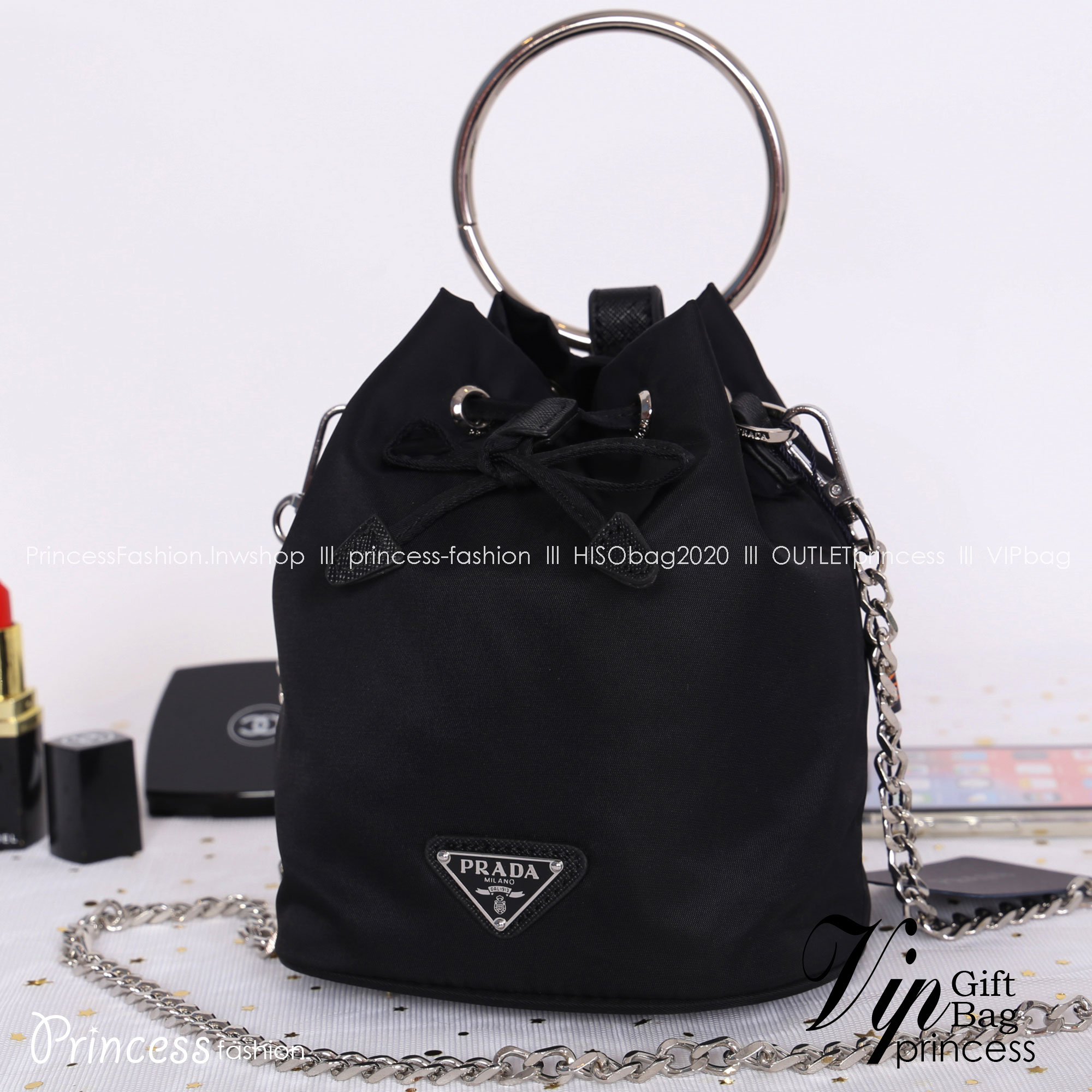 Prada mini nylon drawstring handbag / PRADA Bucket Bag ทรงสวยน่ารัก วัสดุผ้า Nylon คุณภาพดี อะไหล่เงินสวยสุดคลาสิค เปิดปิดแบบหูรูด ด้านในโล่งกว้างจุของได้พอประมาณเลยค่ะ ใส่ Iphone+ หรือรุ่นเทียบเท่าได้แบบสบายๆ ซับในพิมพ์ลายแบรนด์ ตามแบบฉบับแบรนด์