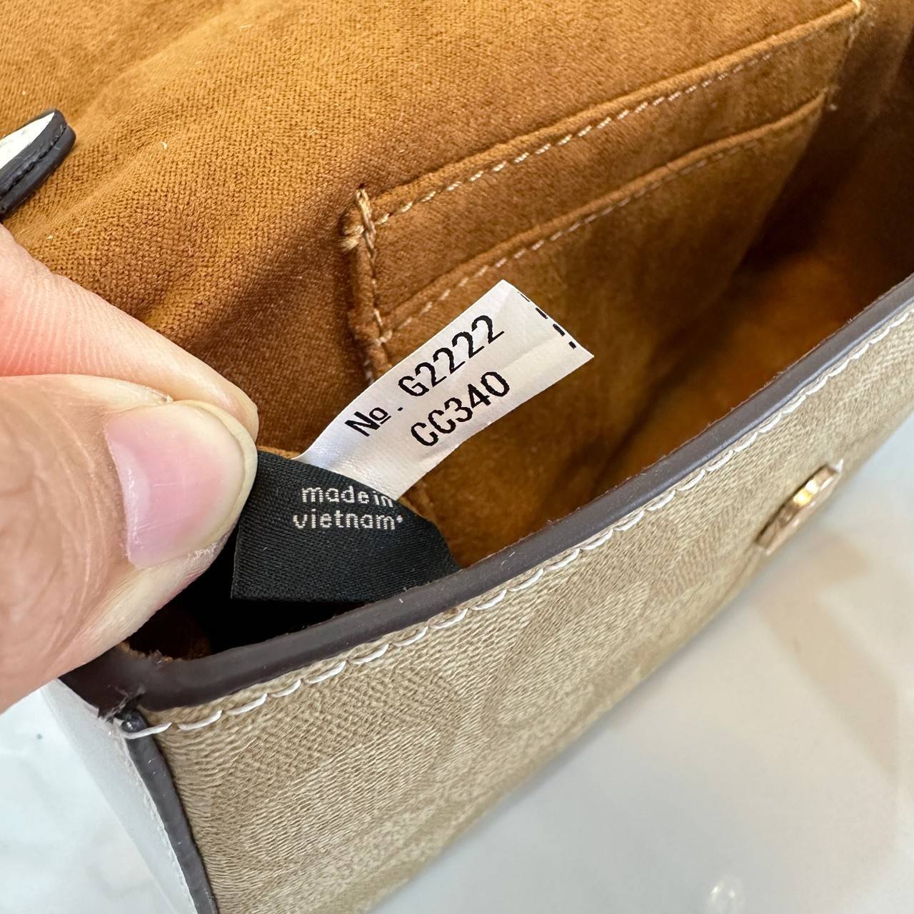 Coach Mini Josie Top Handle Crossbody In Blocked Signature Canvas (cc340) ใหม่ล่าสุด กระเป๋าสะพายหรือถือใบเล็กกระทัดรัด วัสดุหนังตัดขอบหนังแท้ ภายในช่องโล่งกว้างสามารถใส่โทรศัพท์ iPhonePro max ได้ มีช่องใส่บัตรเครดิต 2 ช่อง เปิดปิดด้วนกระดุมแป๊ก ซับในผ้า 