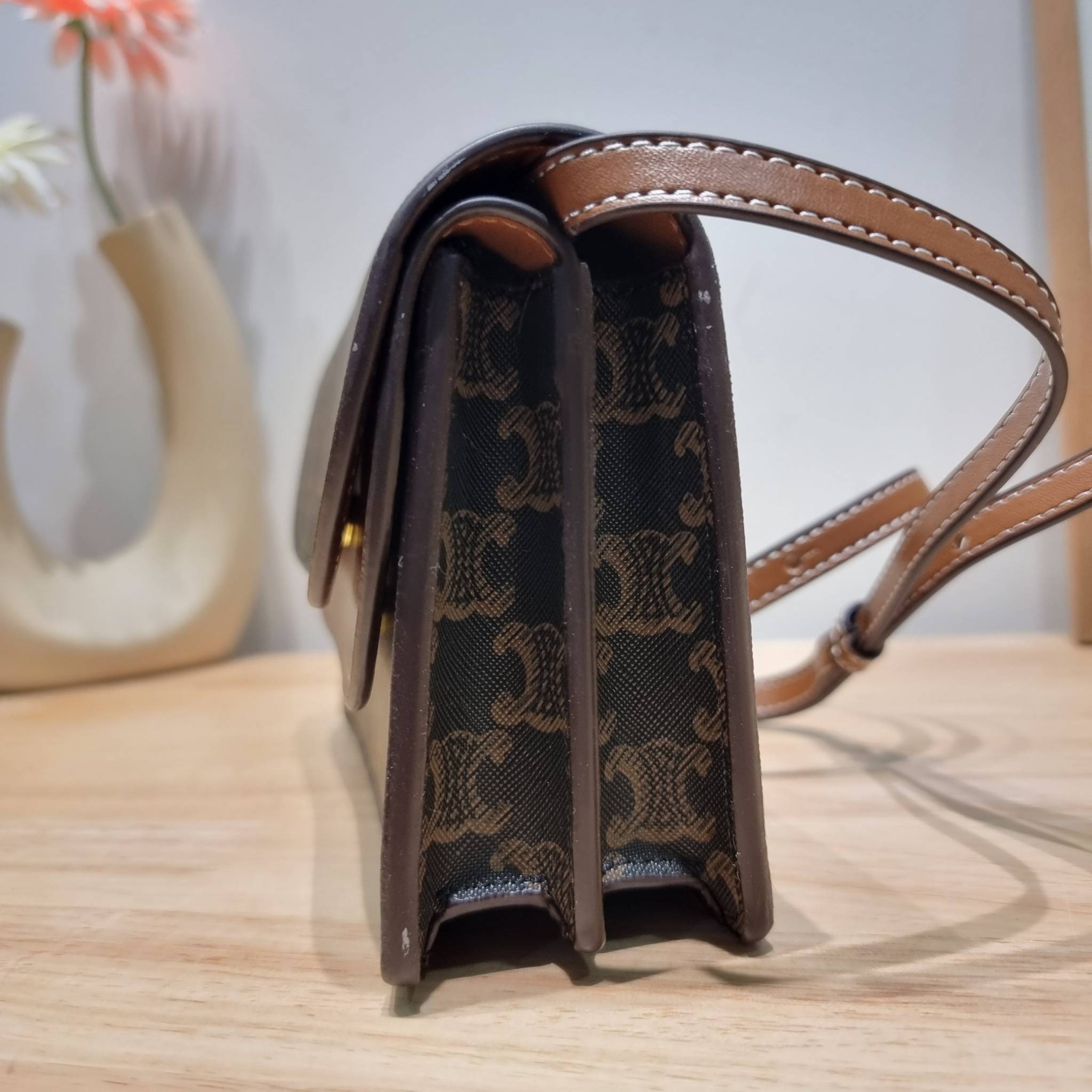 CELINE WALLET ON STRAP IN TRIOMPHE CANVAS AND LEATHER อีกหนึ่งรุ่นยอดนิยม กระเป๋าสะพายกึ่งคลัทช์ ในรูปแบบกระเป๋าสตางค์ ให้พกพาได้ง่าย ใส่ของสำคัญ มือถือ หรือบัตรต่างๆได้