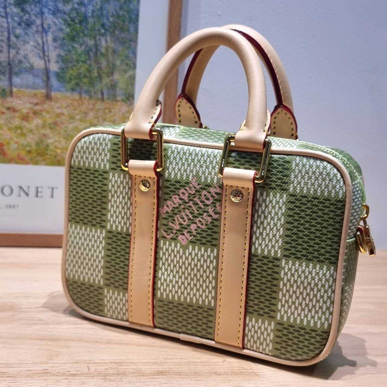 LV Nano Porte Documents Voyage สีเขียวเหนี่ยวทรัพย์ กระเป๋าสะพายทรงกระเป๋าเดินทางในขนาดมินิกะทัดรัด แถมฟรีพวงหนังห้อยสีชมพูโดดเด่น
