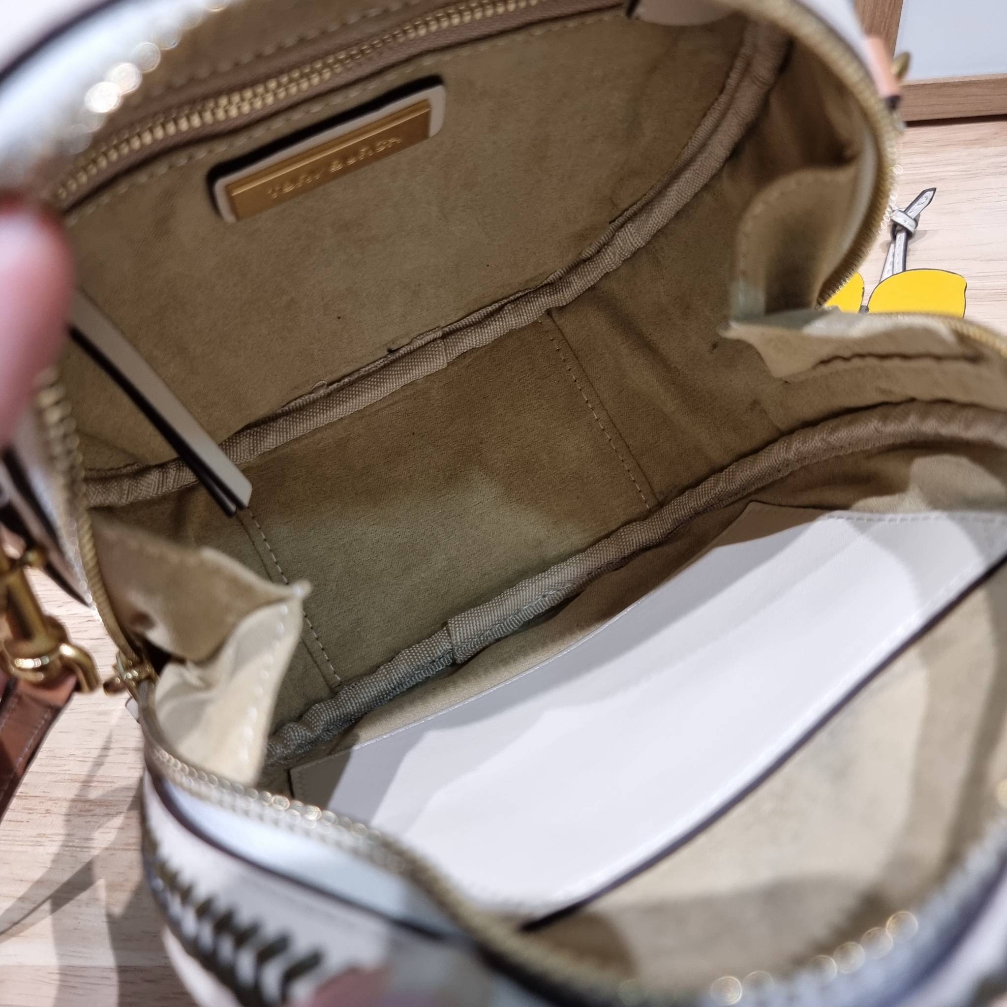 TORY BURCH T MONOGRAM FLORAL MOON CROSSBODY BAG คอลเลคชั่นใหม่ น่ารักให้ใจไปเลย กับประเป๋าสะพายทรงสวย ดีไซน์ใหม่ล่าสุด สไตล์งานคราฟ มีลูกเล่นประดับดอกไม้