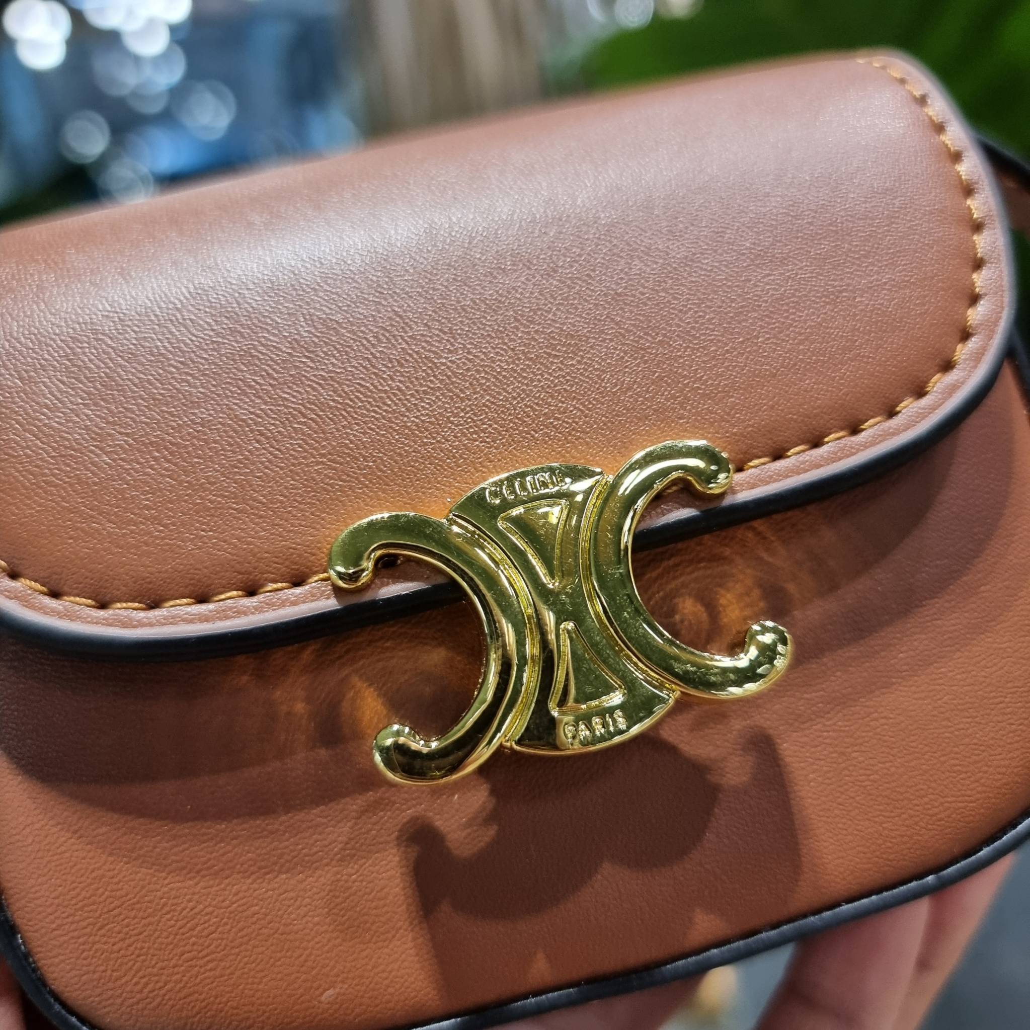 CELINE TRIOMPHE MINI BAG แรร์ไอเท็ม สีลิมิเต็ดในไซส์มินิ กับกระเป๋าสะพายที่เล็กแต่ปังมาก!! ดีเทลเรียบแต่หรู วัสดุหนังแท้ สีคลาสสิค เปิด-ปิดด้วยกระดุมแน่นหนา ภายในเป็นช่องโล่ง สายสะพายถอดได้ ปรับได้ตามชอบ ใบนี้สามารถใส่บัตร ใส่ธนบัตรได้ พกเป็นกระเป๋าสตางค์