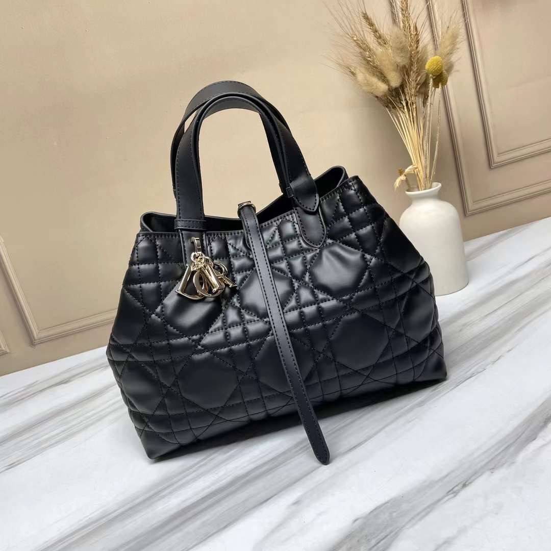 MEDIUM 30cm DIOR TOUJOURS BAG Macrocannage Calfskin / DIOR Tote Bag ออริ 1:1 พร้อมส่ง 5 สี กระเป๋าสะพายทรงโท้ท จุของได้เต็มที่ รูปทรงคลาสสิค หนังสวย หรูหราเกินราคา