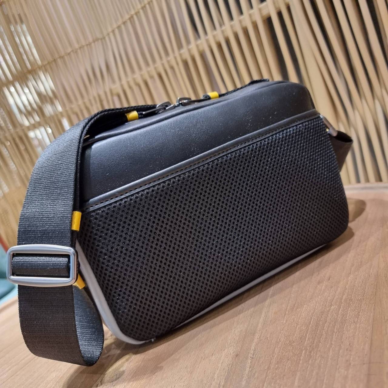 COACH EDGE CROSSBODY WITH CAMO PRINT ((2381, 2373)) ความเท่ never die!! กระเป๋าครอสบอดี้ทรงยอดฮิต ที่หนุ่มๆไม่ควรพลาด รูปทรงดีไซน์คลาสสิค ใช้งานง่าย วัสดุหนังแท้ตกแต่งตาข่ายพร้อมลายพริ้นท์ด้านหน้า สุดคูล!! ตัวกระเป๋ามีซิปหลัก และซิปด้านหน้า พร้อมช่องแยกด้