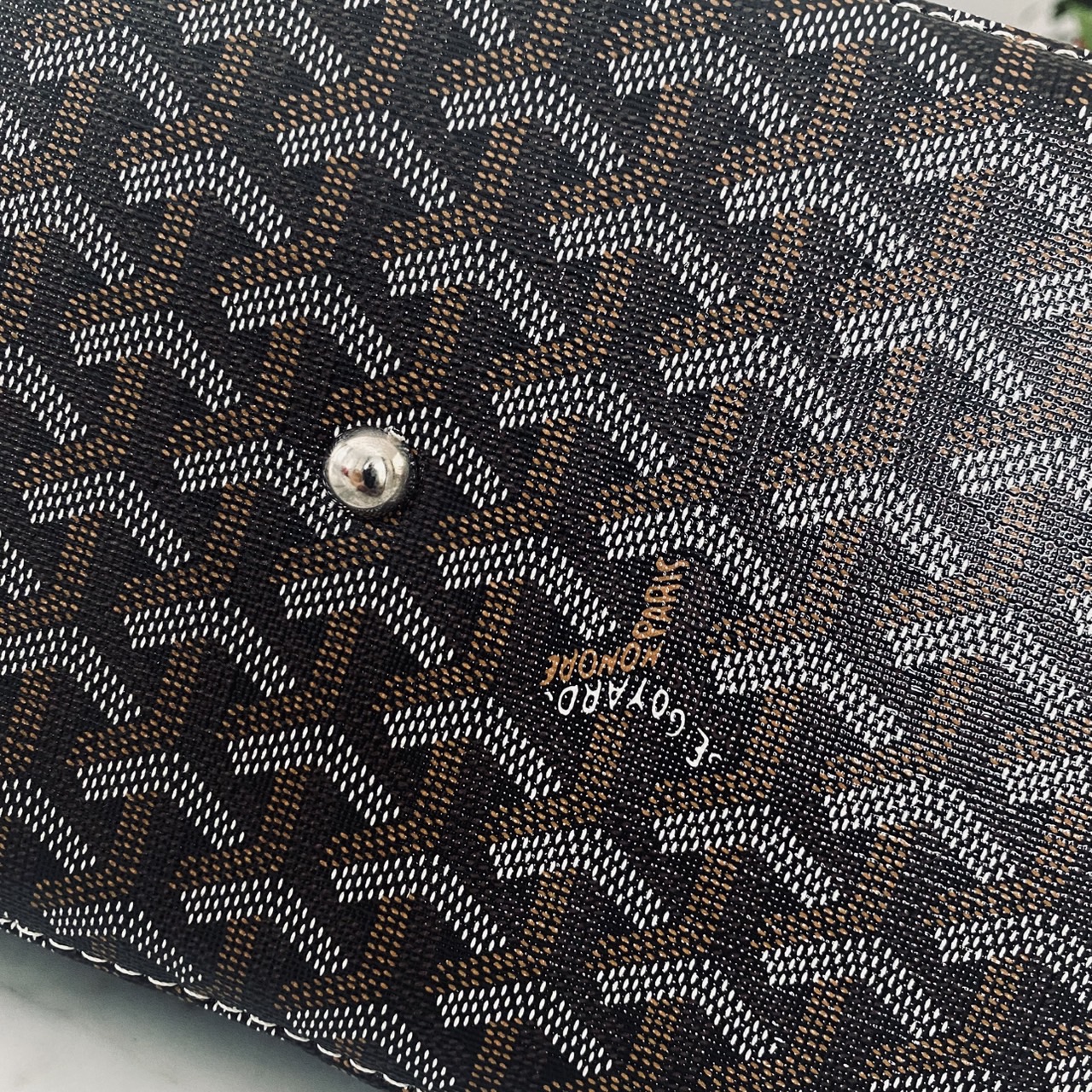 Goyard Boeing Travel 55 Duffle Bag กระเป๋าเดินทางใบใหญ่ ดีไซน์สวยคลาสสิกเป็นเอกลักษณ์ ไอเท็มที่จะทำให้การเดินทางไม่ธรรมดาอีกต่อไป ด้วยดีเทลความเป็นเอกลักษณ์ เรียบแต่หรู ภายในจุของได้เยอะมาก