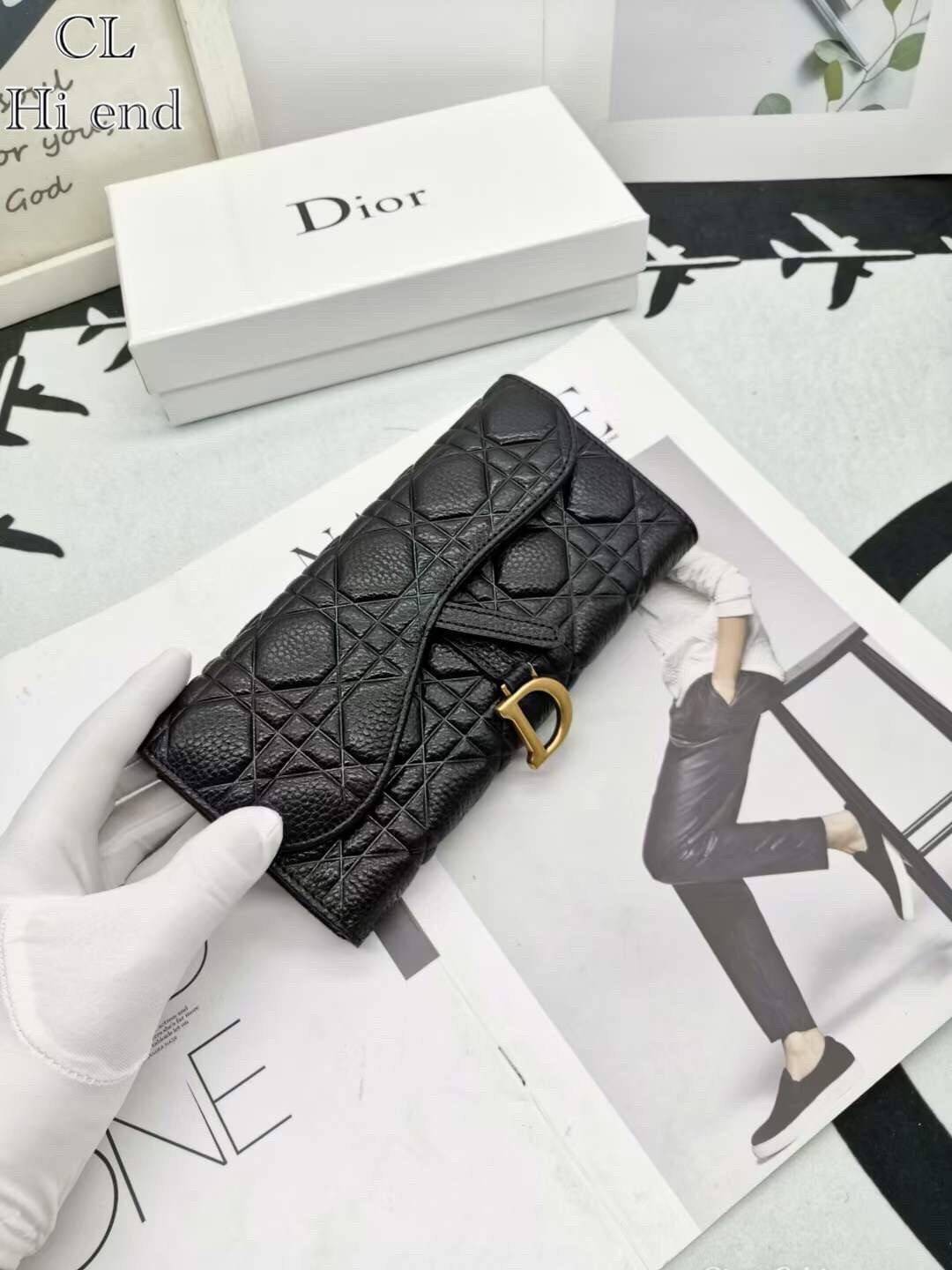 Dior Long Saddle Wallet / Dior Wallet / Dior Long Wallet กระเป๋าสตางค์ใบยาว เปิดหน้าทรงเคิร์ปอานม้า มีห้อยตัว D เอกลักษณ์ของความหรู วัสดุหนังแท้ ผสมผสานความสง่างามและคลาสสิกที่เข้ากับยุคสมัย ด้านหน้าโดดเด่นด้วยซิกเนเจอร์แบรนด์ เป็นอีกหนึ่งรุ่นที่ดาราเชเลป