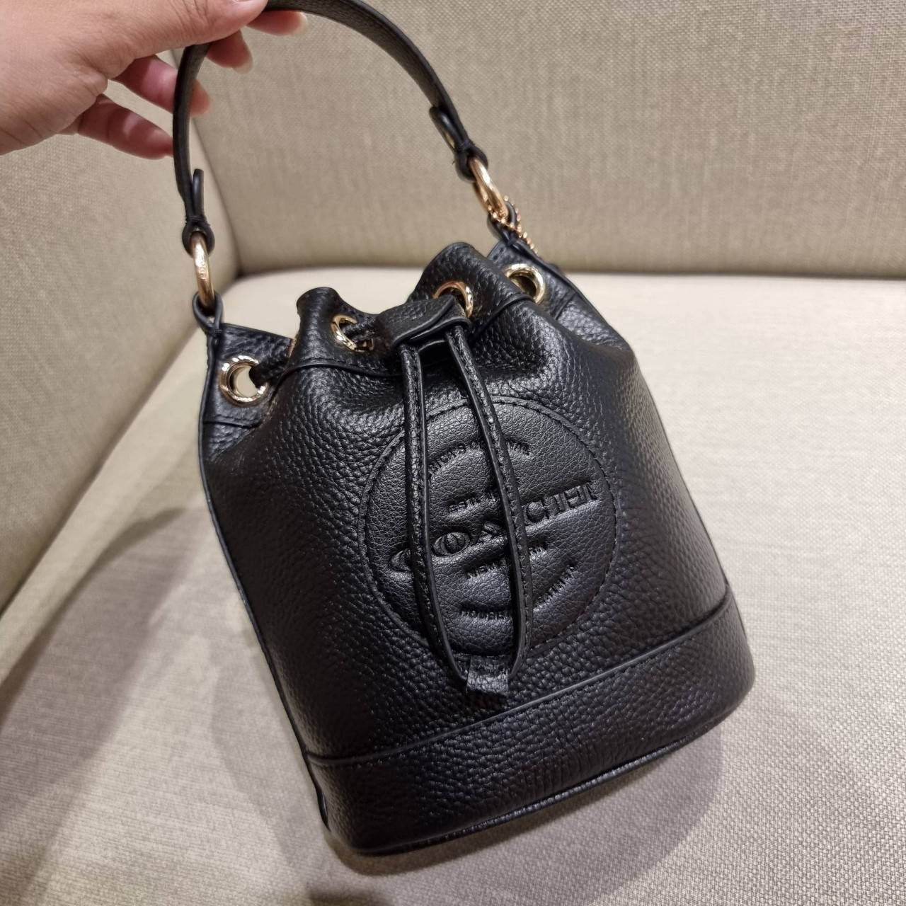 COACH C5121 DEMPSEY DRAWSTRING BUCKET BAG 15 WITH COACH PATCH น้องคนสวยมาใหม่จ้า ละมุนคุณหนูต้องมาอีกแล้วแหละ กระเป๋าทรงถังไซส์มินิ ใช้งานง่ายด้วยการรูดหนังปิดรอบปากกระเป๋า ทุกอย่างลงตัวที่สุด!! มาพร้อมตัวห้อยรูปหัวใจสีทองกุ๊กกิ๊ก น่ารักมากๆ มีหูหิ้วในตัว