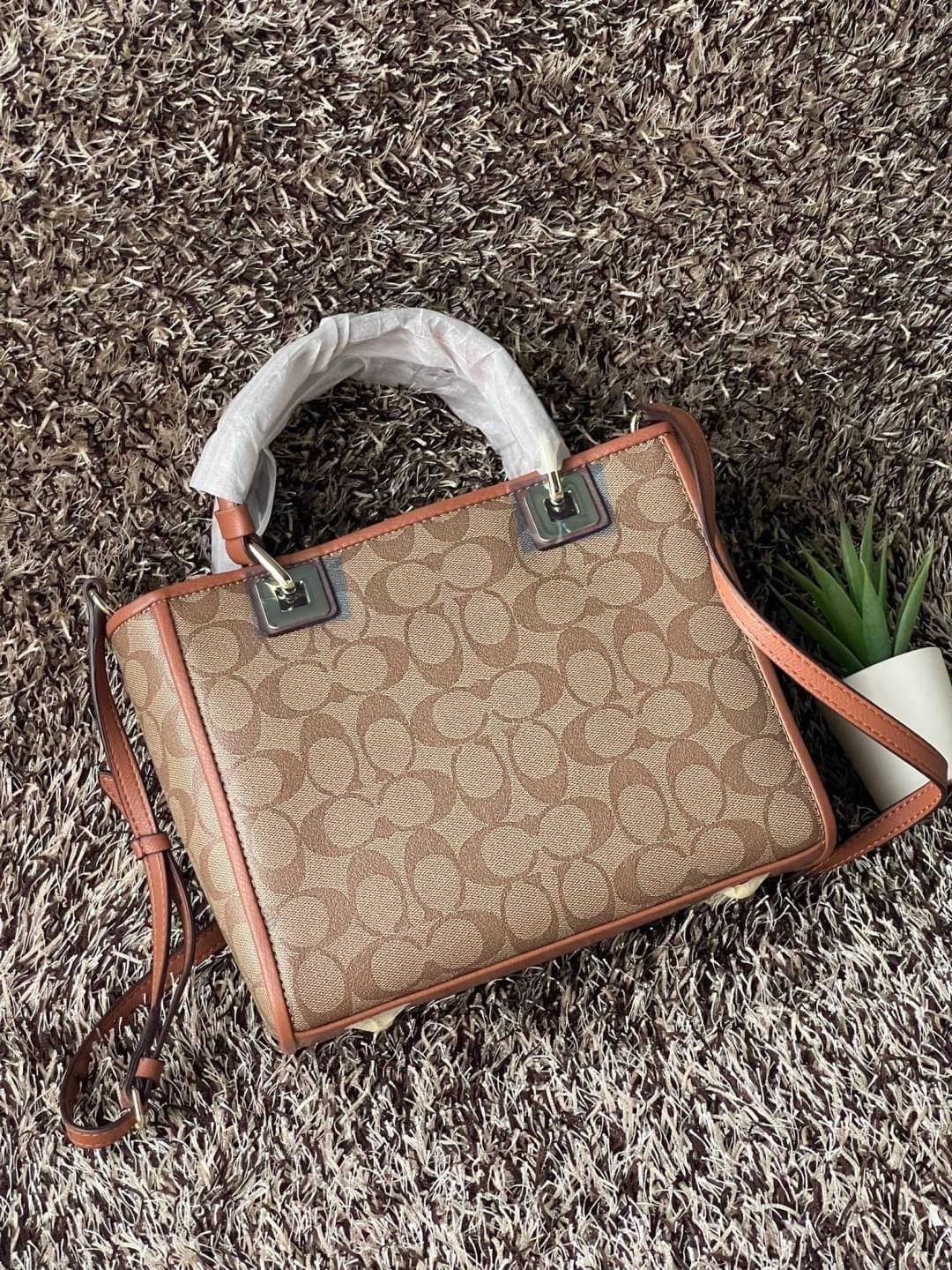 Coach Perry Tote Classic Bag F57568 รุ่นใหม่ล่าสุด กระเป๋ารูปทรงสี่เหลี่ยมสุดคลาสสิก เป็นกระเป๋าอเนกประสงค์ที่สามารถใช้ได้แทบทุกโอกาส ไม่ว่าจะไปเรียน, ไปทำงาน, ไปเที่ยว หรือแม้แต่ไปชอปปิง ด้วยขนาดที่กำลังดี ไม่ใหญ่เทอะทะ แต่ก็ไม่เล็กจนเกินไป มาพร้อมหูหิ้ว