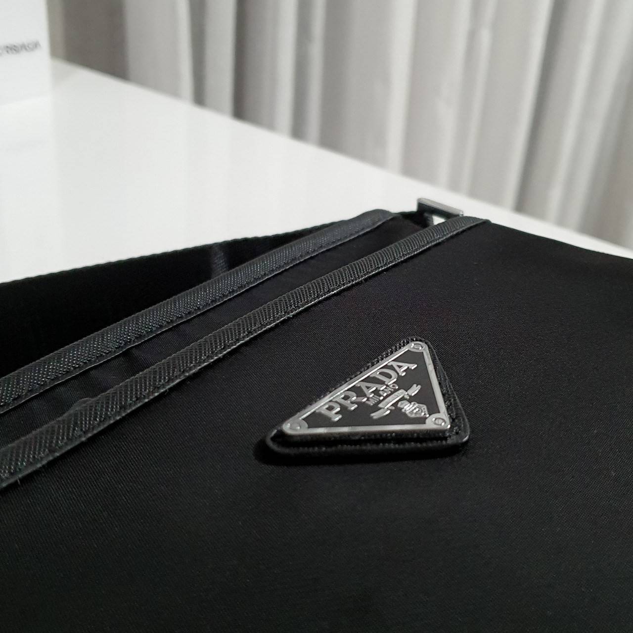 PRADA Re-Nylon logo-plaque messenger bag พร้อมส่งรุ่นใหม่ จากแบรนด์Prada ทรง Messenger ทรงยอดฮิตของคุณผู้ชายเลยค่ะ วัสดุทำจากผ้าNylon อย่างหนา กันน้ำได้คะ มีโลโก้แบรนด์อยู่ข้างหน้า ตัวกระเป๋าอยู่ทรง อะไหล่เงินทั้งใบ ด้านในบุผ้าลายแบรนด์อย่างดี เปิดปิดด้วย