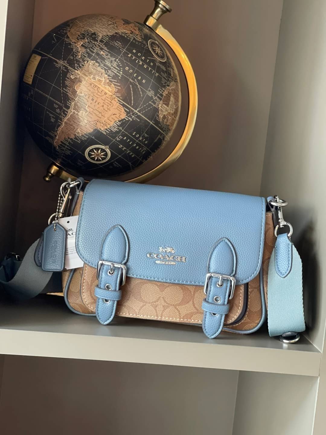 COACH Lucy Crossbody กระเป๋าใบนี้ขนาดกะทัดรัดกำลังดี เพียงพอสำหรับใส่ของจำเป็นที่ต้องการพกติดตัว ที่สำคัญใช้งานง่ายสามารถหยิบของได้สะดวกรวดเร็ว วัสดุผ้าใบเคลือบซิกเนเจอร์และหนังกรวดละเอียด ด้านในมีซิปและกระเป๋าอเนกประสงค์ ปิดสแน็ปอิน กระเป๋าแบบเปิดด้านนอก