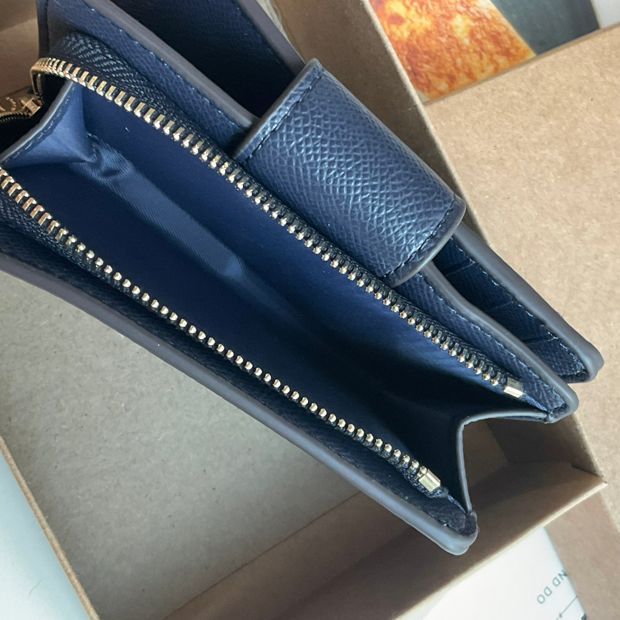 COACH SMALL WALLET IN SIGNATURE CANVAS กระเป๋าสตางค์ใบกลาง แบบพับสองตอน เปิดปิดด้วยกระดุมปั้มแบรนด์ ด้านในมีช่องใส่บัตรหลายช่อง พร้อมช่องใส่รูป และช่องใส่ธนบัตร ด้านหลังมีช่องซิปเหรียญอีกหนึ่งช่อง น้ำหนักเบา พกพาสะดวก อะไหล่ทองสุดหรู ห้ามพลาดค่ะ!