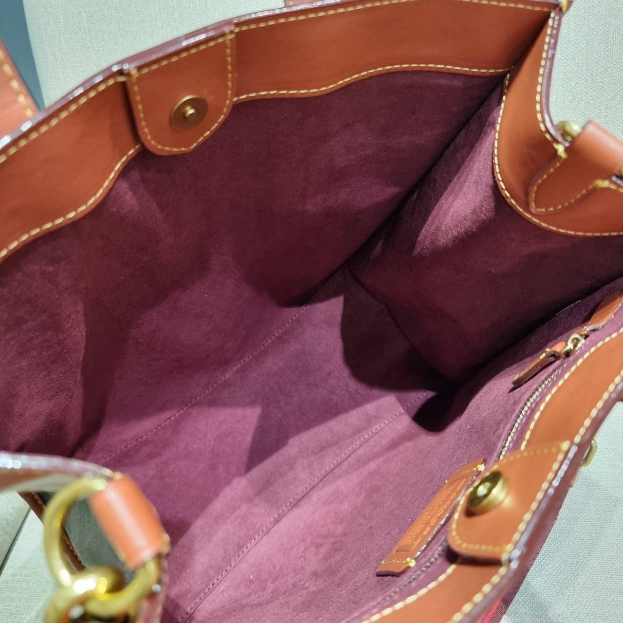 COACH C0776 FIELD TOTE WITH HORSE AND CARRIAGE PRINT คอลเลคชั่นสุดคลาสสิค สวยหรูดูแพง กระเป๋าทรงโท้ท ไซส์ใหญ่จุคุ้ม ฟังก์ชั่นการใช้งานสะดวกที่สุด มีทั้งสายคล้องแขนในตัว และสายครอสบอดี้ วัสดุหนังแคนวาสเคลือบลายสลับหนังแท้ ปากกระเป๋ามีกระดุมแม่เหล็กไว้ปิดกั