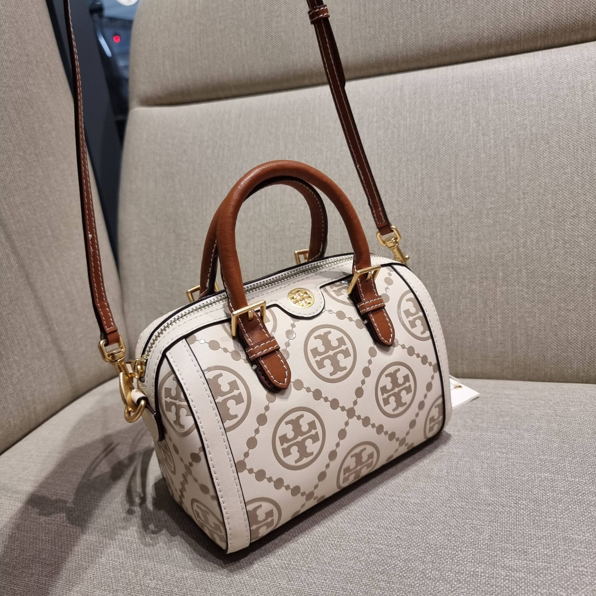 TORY BURCH T MONOGRAM MINI EMBOSSED WINE BUCKET BAG คอลเลคชั่นใหม่ กับกระเป๋าสะพายทรงยอดนิยม ในไซส์มินิ ดีไซน์ใหม่ล่าสุด สวยลูกคุณหนู หรูหรา!! ด้วยดีเทลผิวลายนูนลวดลายเอกลักษณ์ วัสดุหนังแท้ มีหูจับในตัว สีโทนอุ่นขับผิว สะดวกใช้ไปอีก และมีสายสะพายข้าง ปรับ