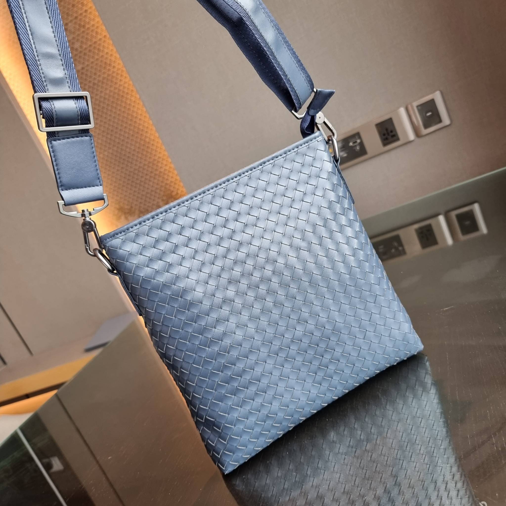 VIP 】อีกหนึ่งไอเท็มเด็ดที่หนุ่มๆรอคอย กระเป๋าสะพายข้างทรงแมสเซนเจอร์ B.ottega venata vip bag ดีไซน์คลาสสิคเอกลักษณ์ ลายสานเรียบหรู ดูแพง ทรงผู้ดี หล่อไปอีก อัพลุคไปอีก วัสดุหนังวัวเต็มใบ เปิด-ปิดด้วยซิป ภายในโล่งกว้างใส่ของได้ครบถ้วนสิ่งสำคัญ สายสะพายปรับ