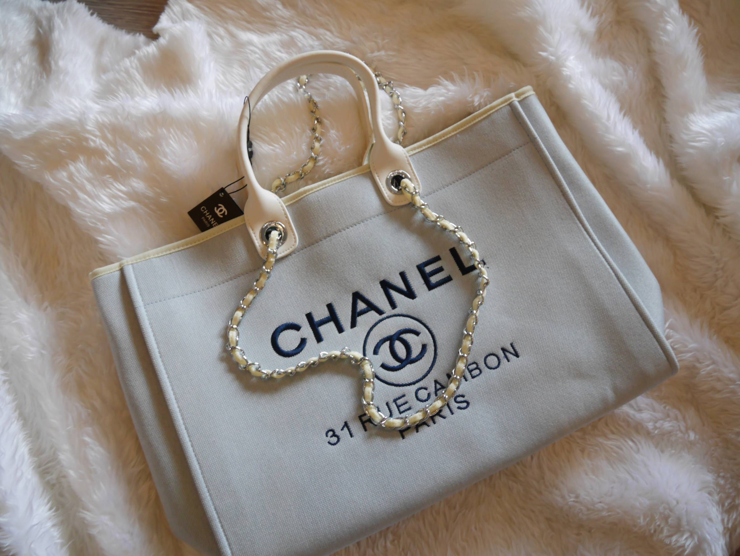 How Cute! 🎄🎄 รุ่นใหม่ล่าสุด!! ที่สาวๆรอคอย Chanel tote canvas bag จากงานพรีเมี่ยม VIP GIFT รุ่นดังเลยค้า Size ใหญ่อลัง บอกเลยว่า **งานดีที่สุด ตัวกระเป๋า กระเป๋าผ้าเป็นผ้า canvas เนื้อดีสมราคา สัมผัส นุ่มลื่นมือมากกกก อะไหล่เงินปั้มแบรนด์แ
