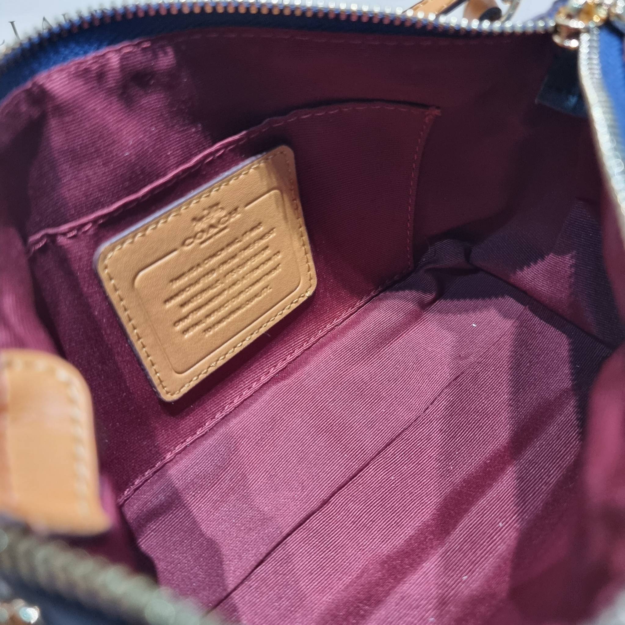 COACH NOLITA 19 IN SIGNATURE CHAMBRAY CH149 พร้อมส่ง คอลเลคชั่นใหม่ น่ารักน่าใช้ ในสไตล์คลาสสิค กระเป๋าทรงพอชขนาดมินิ ที่สามารถสะพายไหล่ และกึ่งคล้องมือใช้ได้ 2 สไตล์