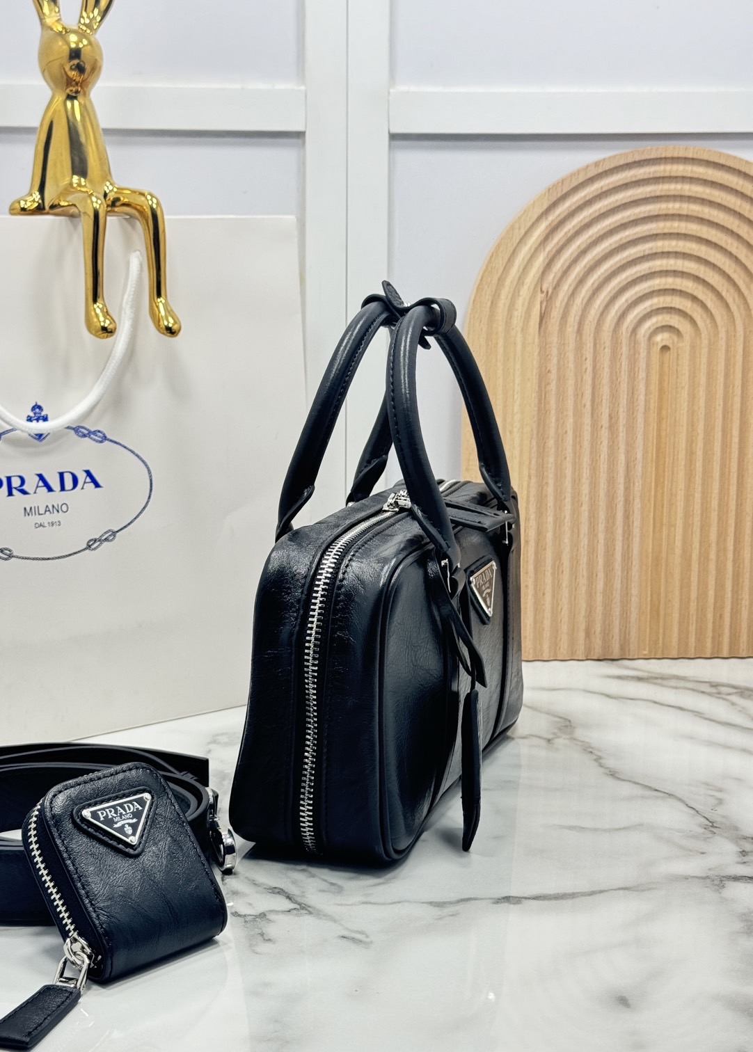 ORI หนังแท้ | Prada Small Top-handle Bag in Antique Nappa กระเป๋าสะพายพร้อมหูจับ งานหนังยับดีไซน์เอฟเฟกต์เท็กซ์เจอร์ที่มีเสน่ห์สไตล์วินเทจ พร้อมทริกห้อยเพิ่มสไตล์สัมผัสที่โดดเด่นและร่วมสมัยยิ่งขึ้น