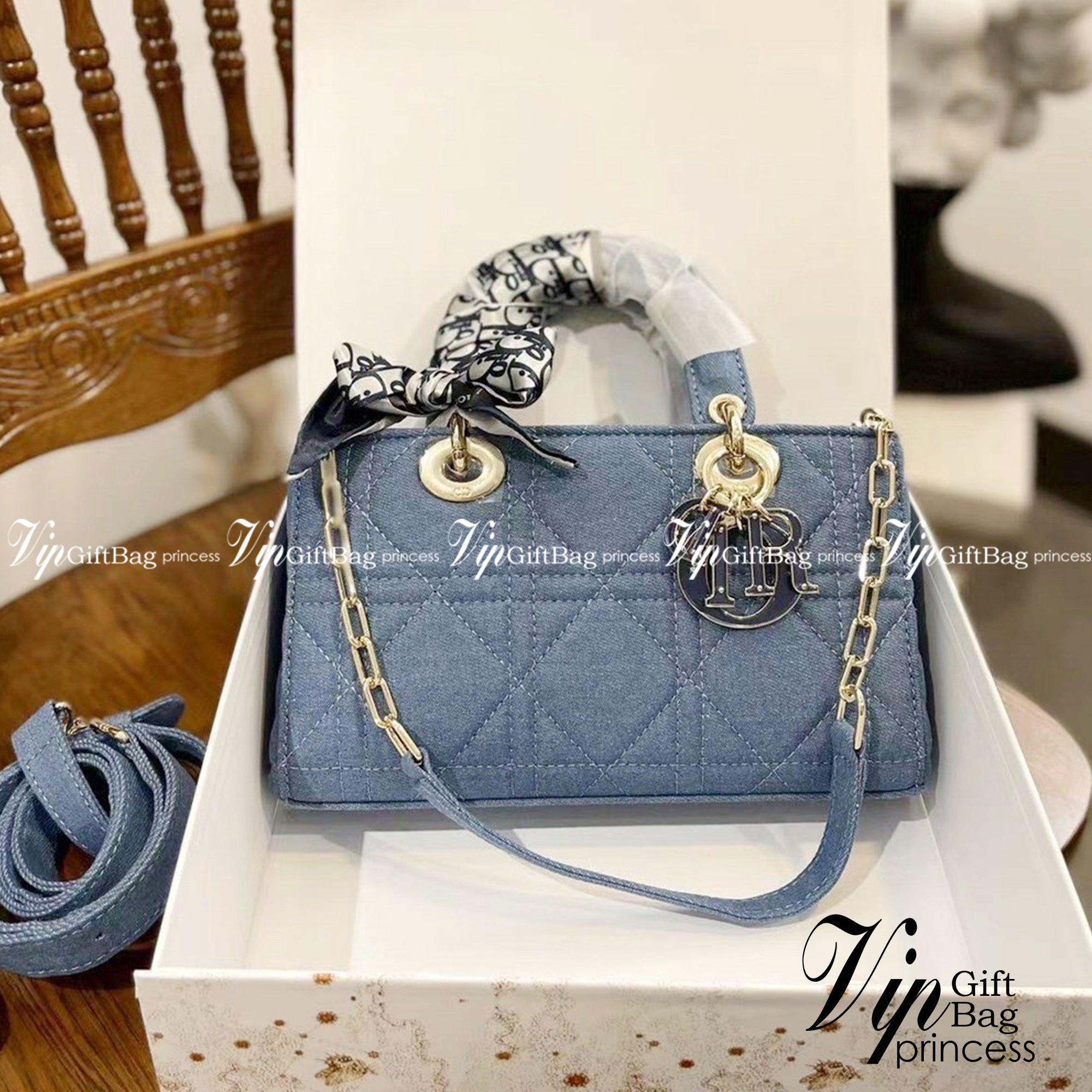DIOR D-Joy Bag Cannage Denim / Dior Lady Bag กระเป๋าสะพายดิออร์ใบนี้คือราชนิกุลมากแม่ความเลดี้ดิออร์ที่เกินต้าน งานชนช้อปปังสุด ถือสลับแท้ไม่โป๊ะแน่นอน ราคาเบาสุด ภาพถ่ายจากงานจริง สวยเหมือนในรูป พร้อมส่งที่ไทย