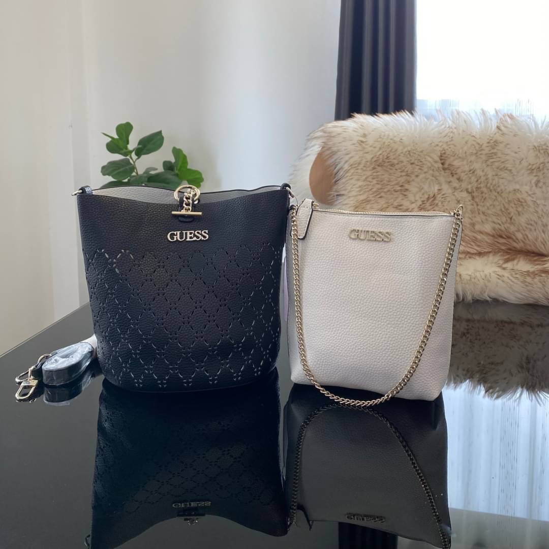 Guess Amara Bucket Handbag ซื้อ 1 ได้ถึง 2 กระเป๋ารุ่นใหม่ล่าสุดทรงถังสุดน่ารัก พิมพ์ลายรอบใบ วัสดุหนังนิ่มคุณภาพดี นิ่ม น้ำหนักเบา ด้านหน้าประดับด้วยโลโก้แบรนด์สวยโดดเด่น เปิด-ปิดด้วยด้วยตัวคล้องอะไหล่เงินสะดวกใช้ ด้านในโล่ง มีสายยาวปรับระดับได้มาให้ มาพ