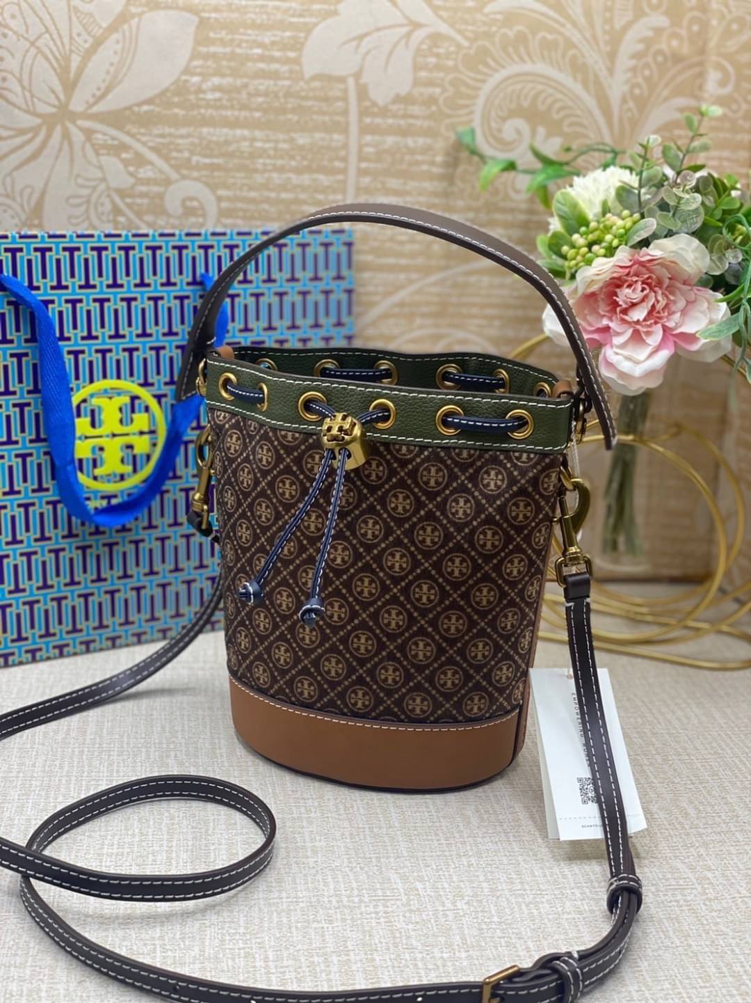 Tory Burch T Monogram Calf Hair Mini Bucket Bag กระเป๋าทรงถังผลิตขึ้นอย่างพิถีพิถันด้วยขนลูกวัวพิมพ์ลาย ตัดแต่งหนังอย่างดี