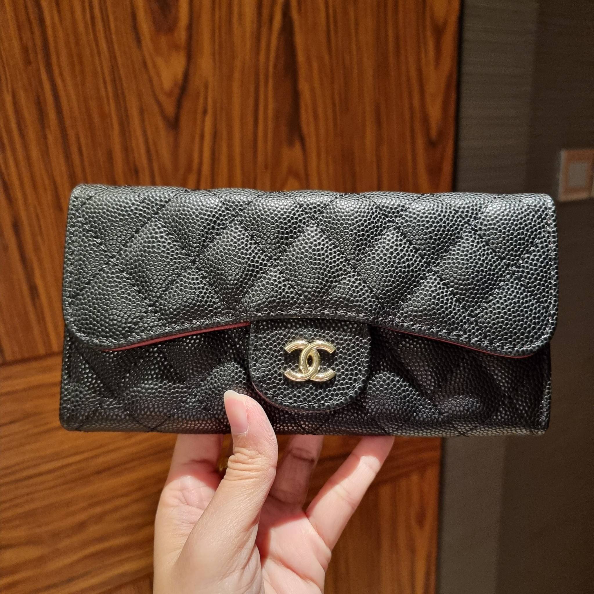 VIP 】กระเป๋าสตางค์ใบยาวรุ่นฝาพับที่ถามหากันมากที่สุด!! สวยรับทรัพย์จาก Chanel วัสดุหนังลายคาร์เวีย ลุคผู้ดีที่สุด เปิด-ปิดด้วยกระดุมแม่เหล็ก ภายในกระเป๋ามีช่องใส่บัตรได้เยอะ ใส่ธนบัตร ใส่เหรียญได้ มีช่องซิปแยกอีกหนึ่งช่อง ดีไซน์เรียบหรูดูคลาสสิค!! สาวๆห้า