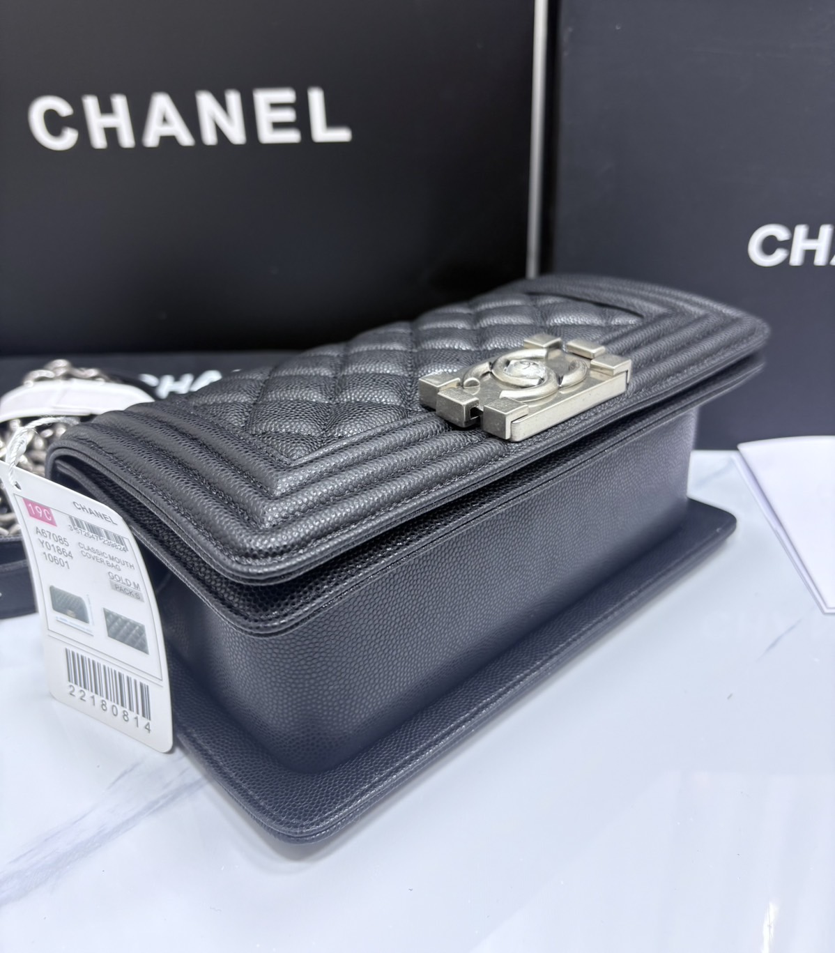 ORI หนังแท้ | CHANEL Boy 20cm shoulder bag กระเป๋าสะพายรุ่นยอดนิยมสุดคลาสสิคตลอดกาล หรูหราระดับตำนาน สวยงามเหนือกาลเวลา ขนาดเล็กน่ารัก ไม่ว่าเวลาจะผ่านไปเเค่ไหนก็ไม่เคย Out เรียบ หรู คลาสสิค ผู้ดี ไฮโซที่แท้ทรูสวยมากค่ะ