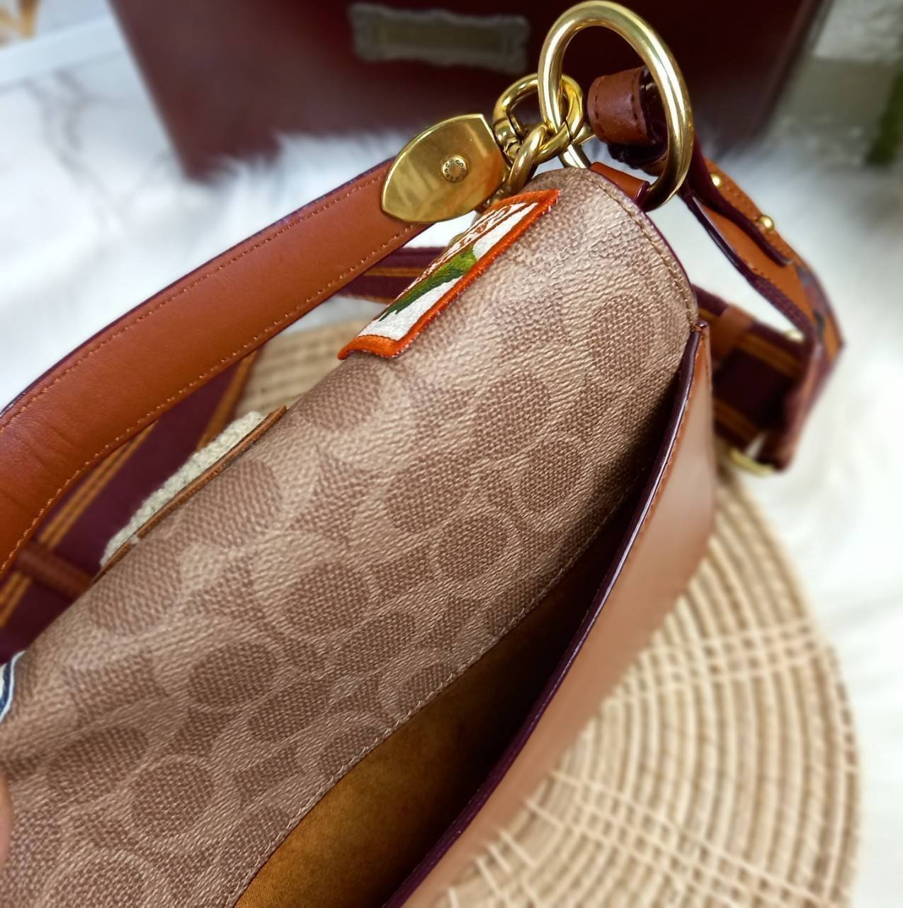 OUTLET 】COACH BEAT SHOULDER BAG IN SIGNATURE CANVAS WITH PATCHES (C6837) ไหวมั้ยเนี้ย!! สวยฟาดอีกแล้วนะยูวว 🤩🌺คอลเลคชั่นใหม่สุดปัง อลังเวอร์!//กระเป๋าถือ สะพายไหล่ลาย SIGNATURE ตกแต่งความเก๋ด้วยแผ่นแปะลวดลายที่มีเฉพาะจาก COACH คอลเลคชั่นนี