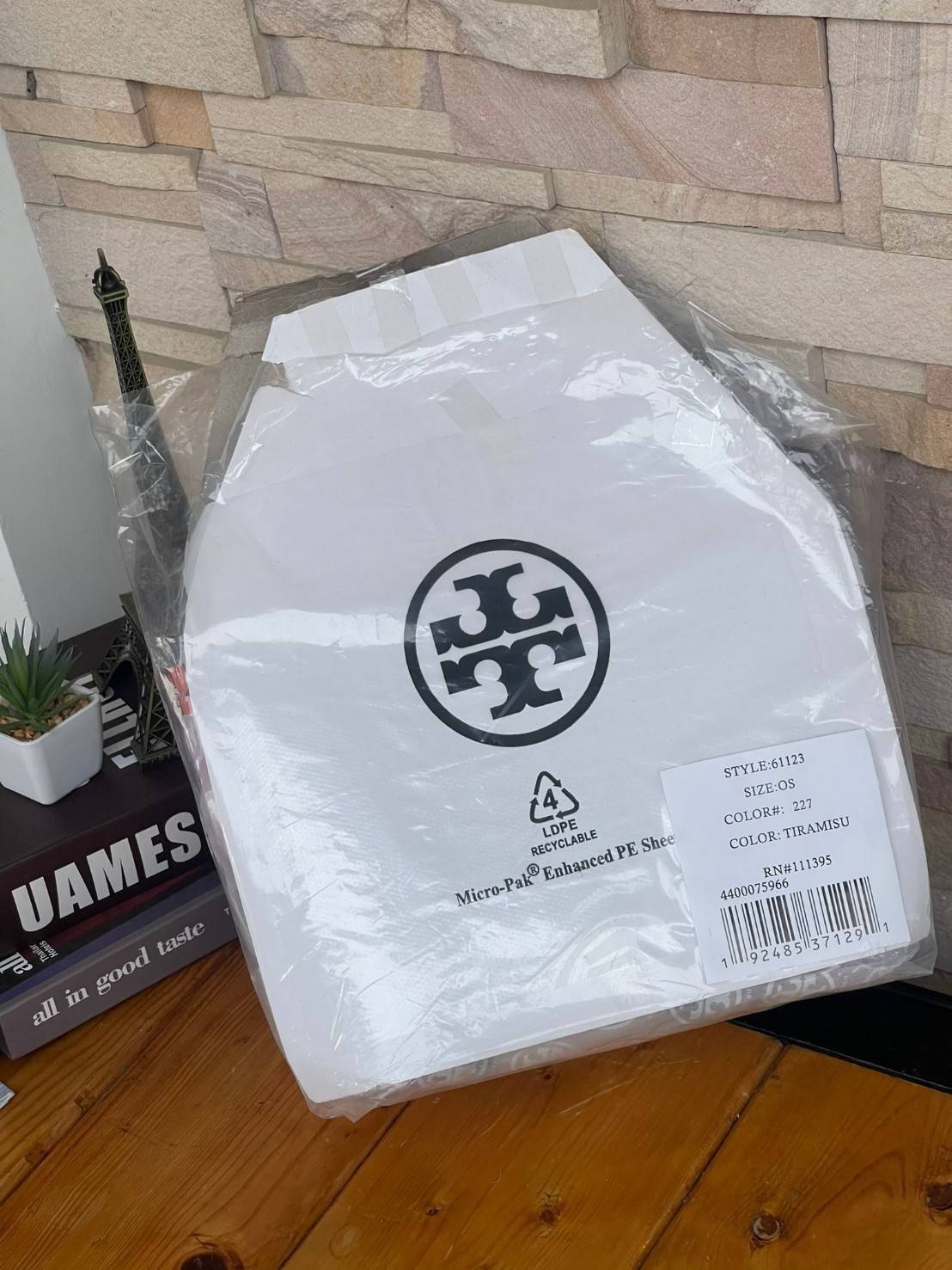 ของแท้ 💯% Tory burch perry coupe small triple-compartment tote bag เปลี่ยนบรรยากาศมาพักผ่อนแบบ Staycation สร้างสีสันให้วันพักร้อนสไตล์สาว Tory Burch กระเป๋าหลากสีสัน