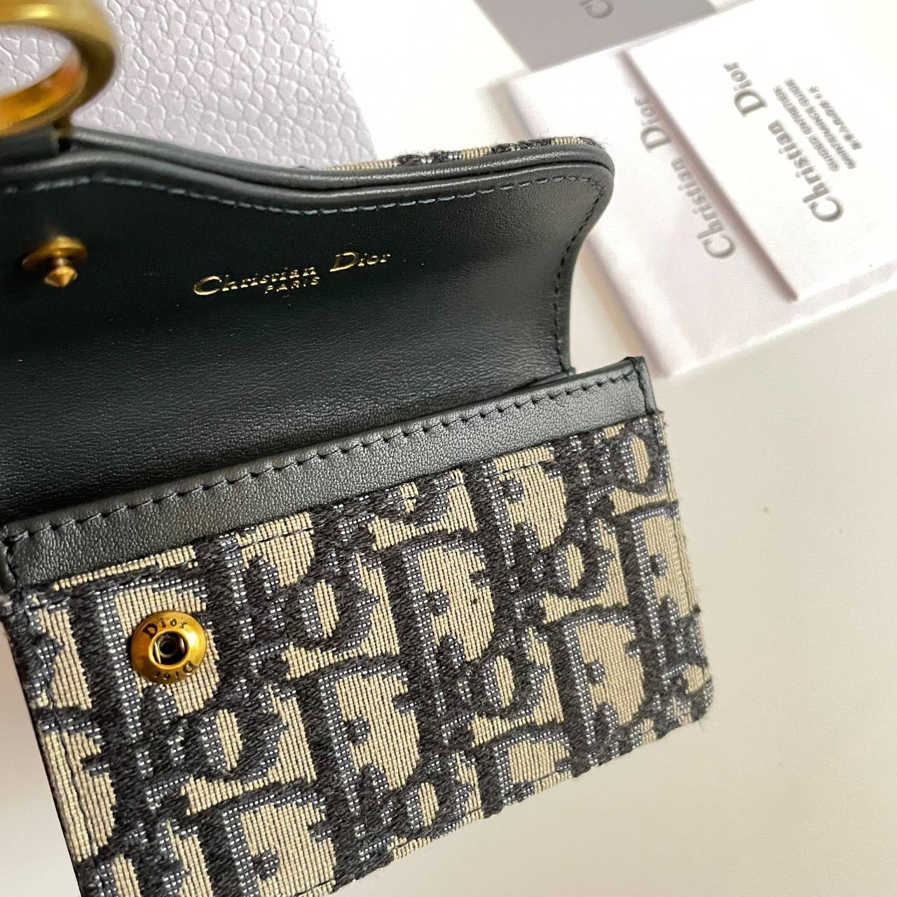 VIP 】DIOR MONOGRAM SADDLE FLAP CARD HOLDER BLACK กระเป๋าใส่บัตร ใส่เหรียญ วัสดุหนังแท้ และผ้า Jacquard อย่างดี ทอสวยงามที่สุด ผสมผสานความสง่างามและคลาสสิกที่เข้ากับยุคสมัย ด้านหน้าโดดเด่นด้วยซิกเนเจอร์ของ Christian Dior อะไหล่สีทองอ่อน เงางาม เป็นอีกหนึ่ง
